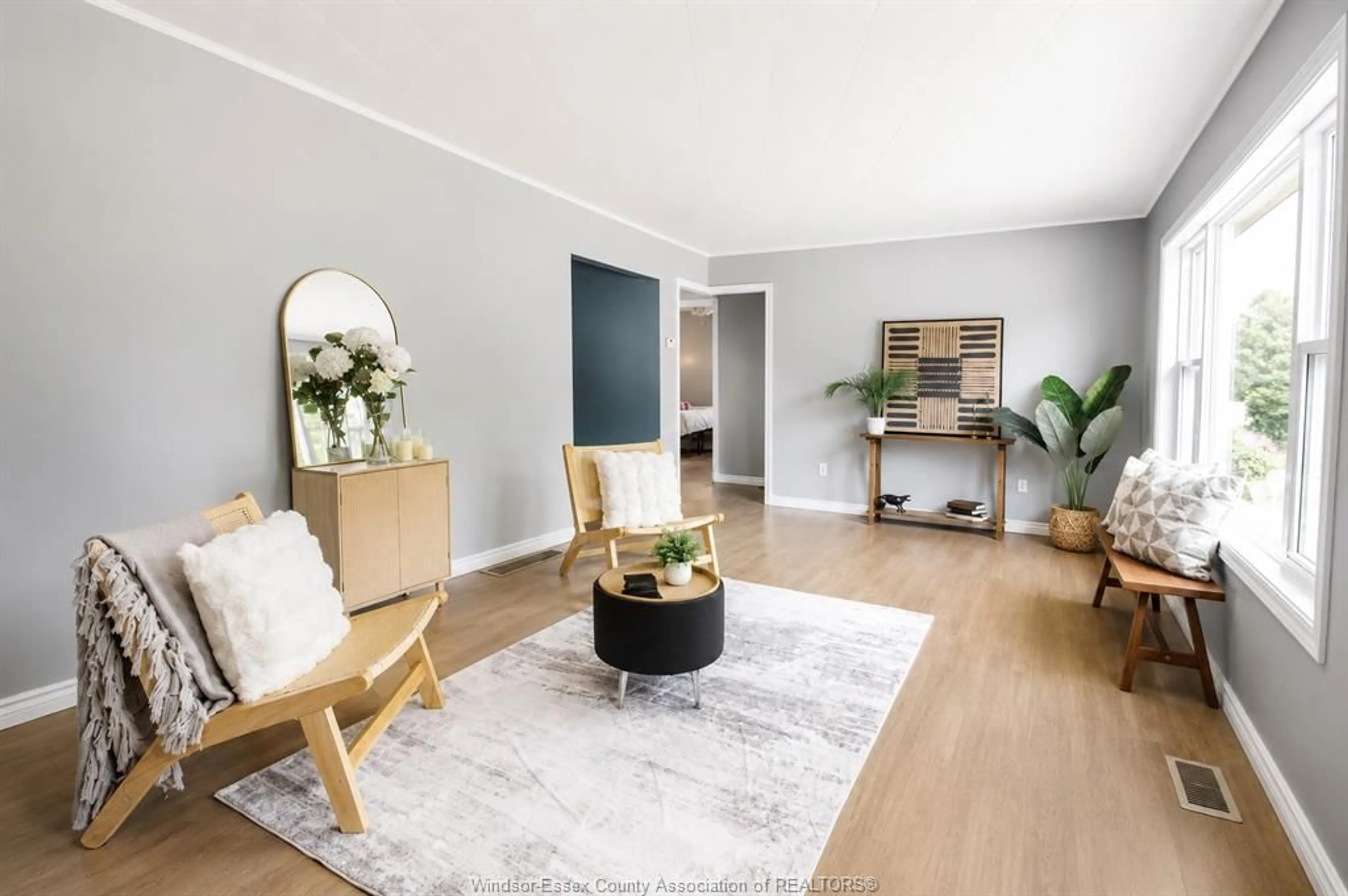 Living room with furniture, wood/laminate floor for 92 Erie St, Kingsville Ontario N9Y 1N3