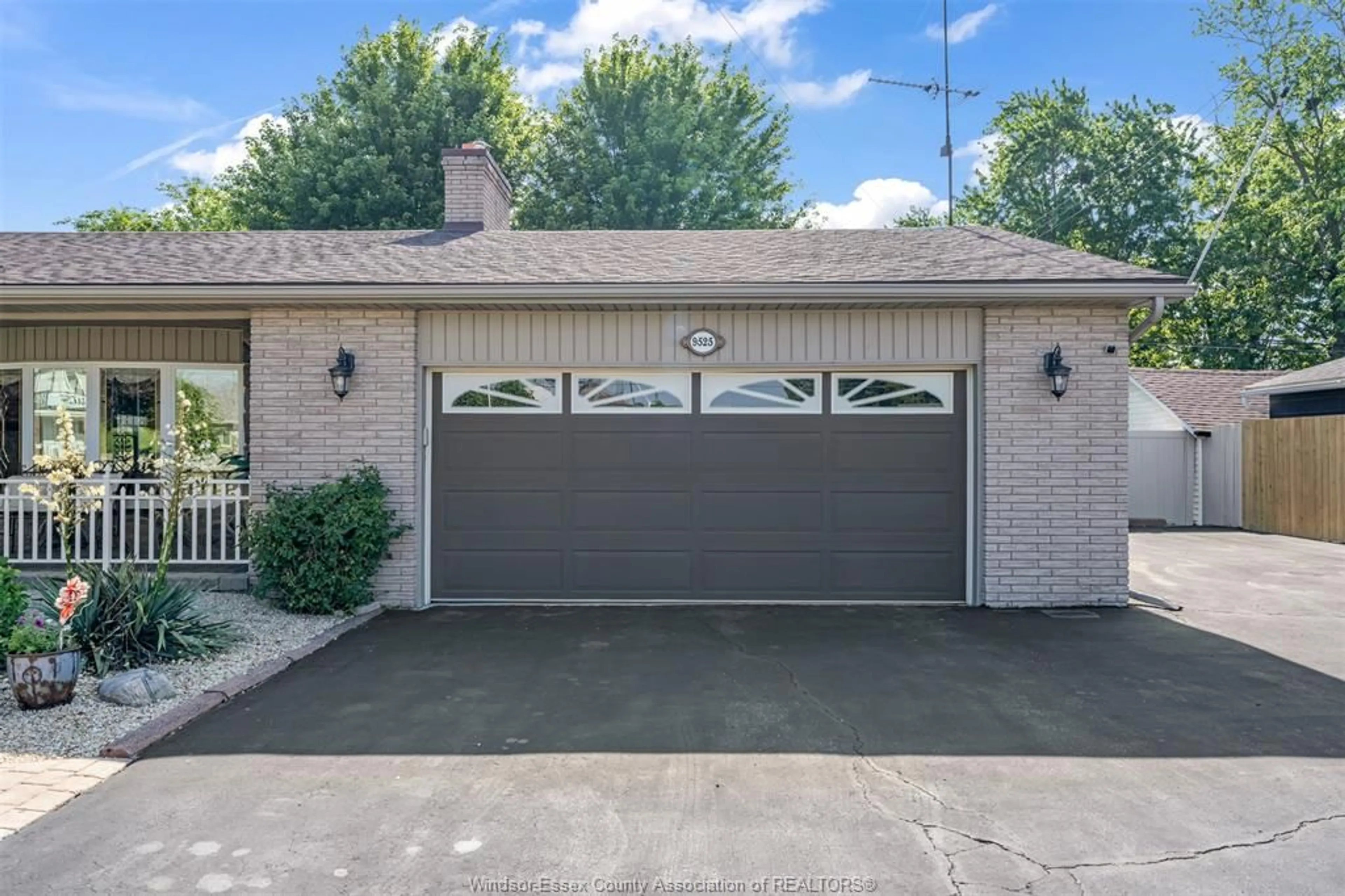 Indoor garage for 9525 WALKER Rd, McGregor Ontario N0R 1J0