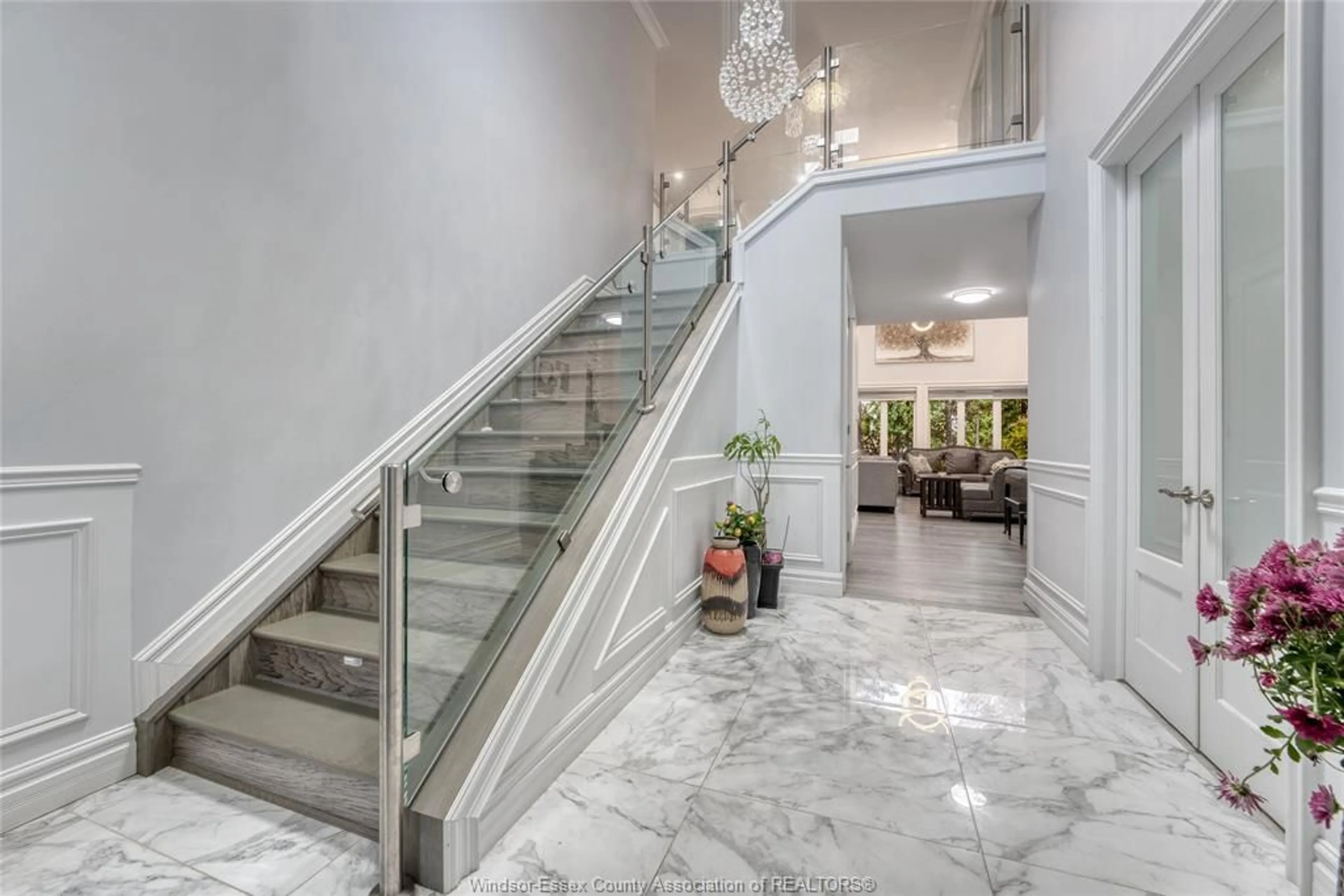 Indoor foyer for 735 CABANA Rd, Windsor Ontario N9G 1B5