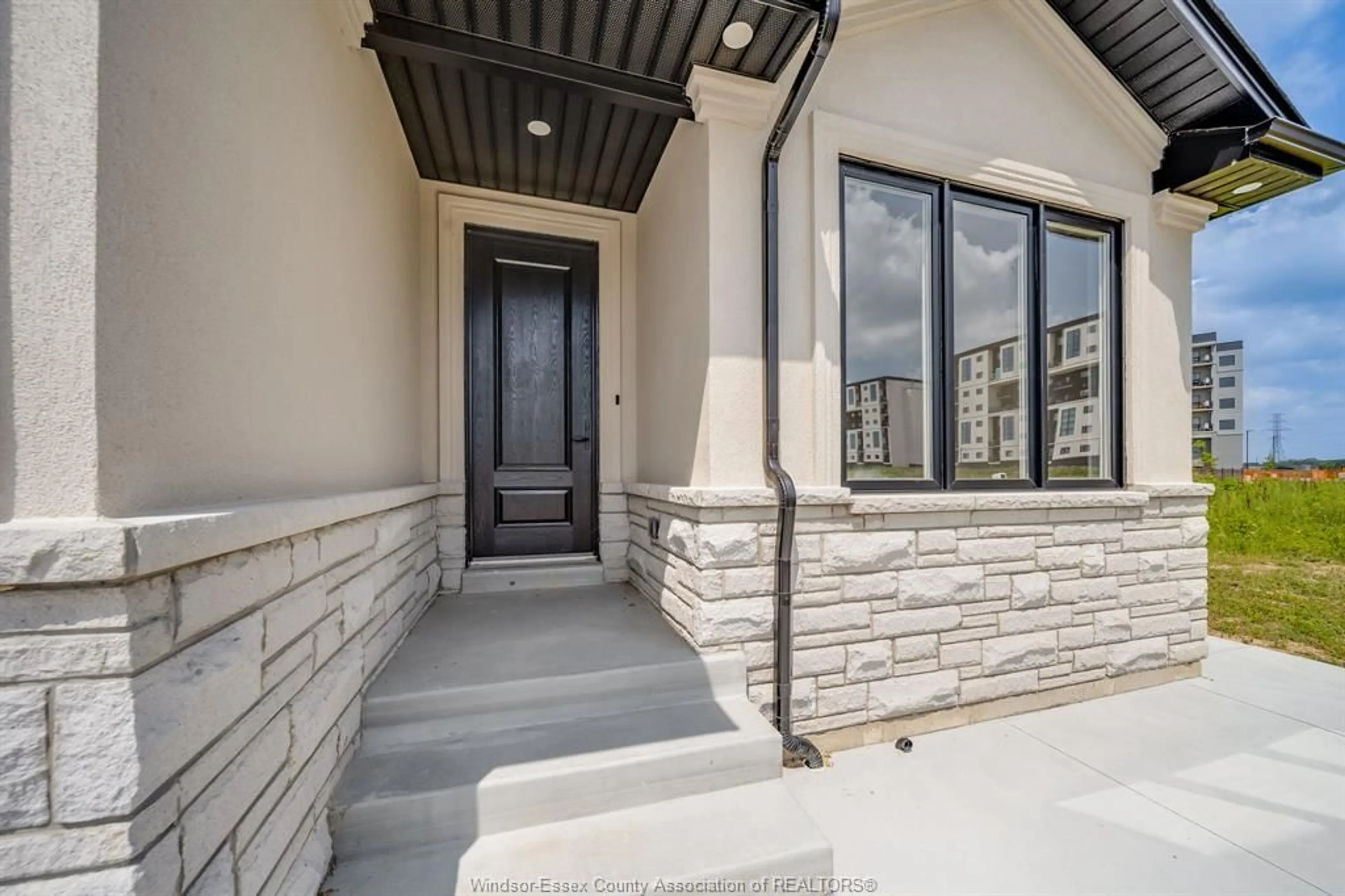 Indoor entryway for 4519 VALERIO CROIS, LaSalle Ontario N9H 0N1