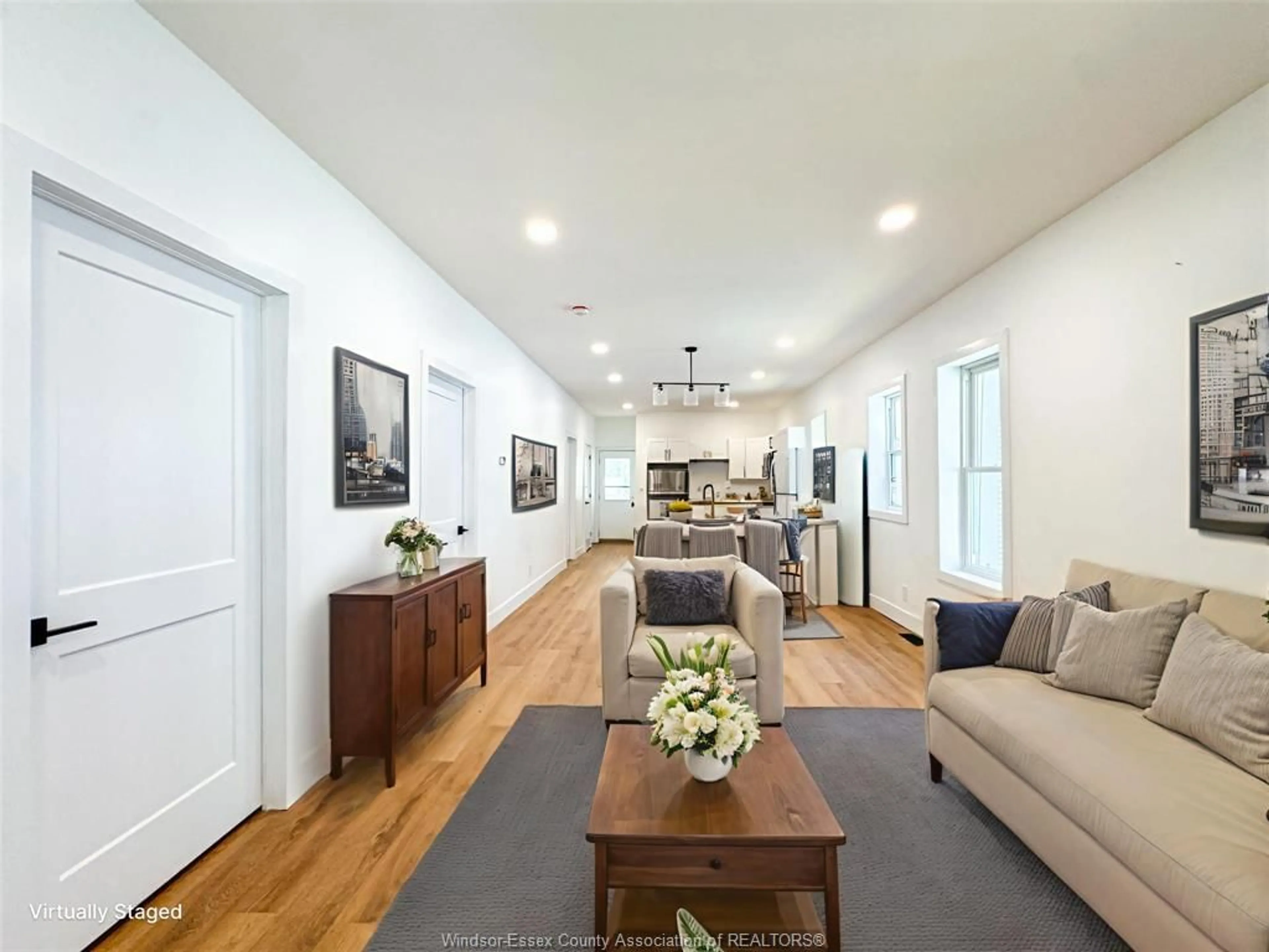 Indoor foyer for 651 BROCK St, Windsor Ontario N9C 2T1
