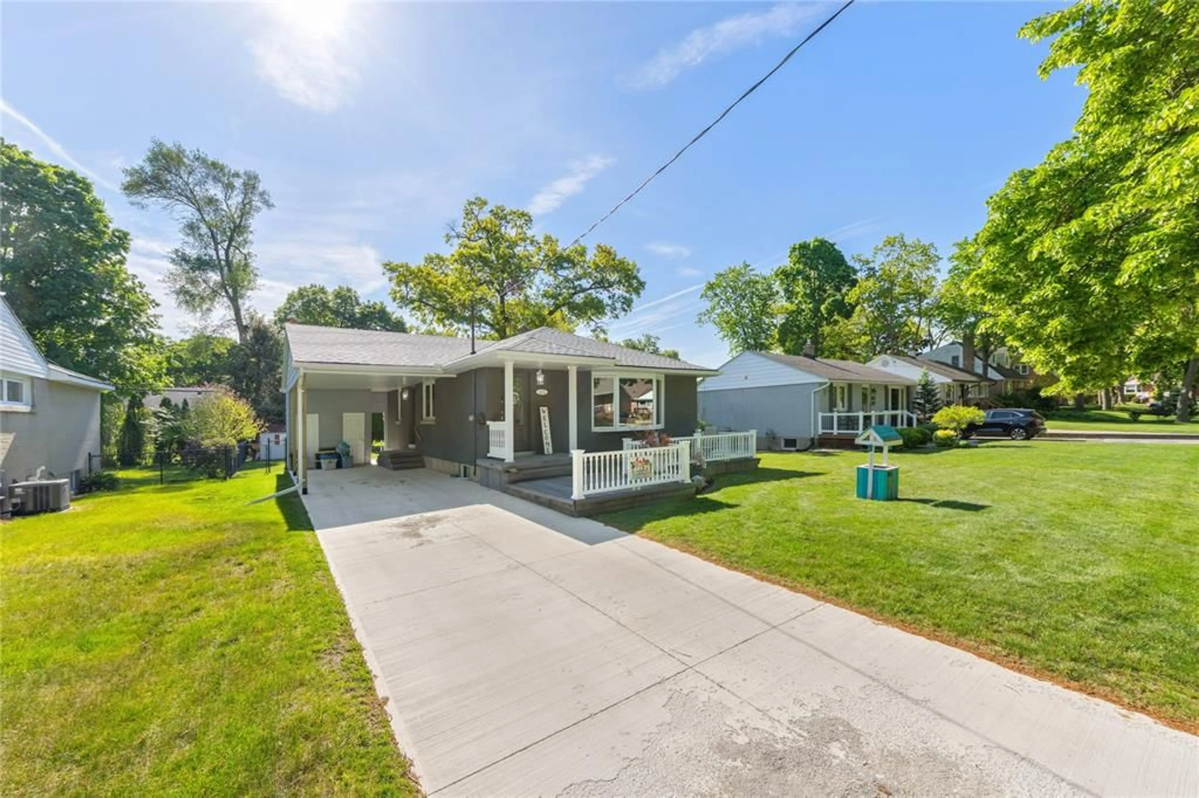A pic from outside/outdoor area/front of a property/back of a property/a pic from drone, street for 1272 CORAL Way, Sarnia Ontario N7V 3R8