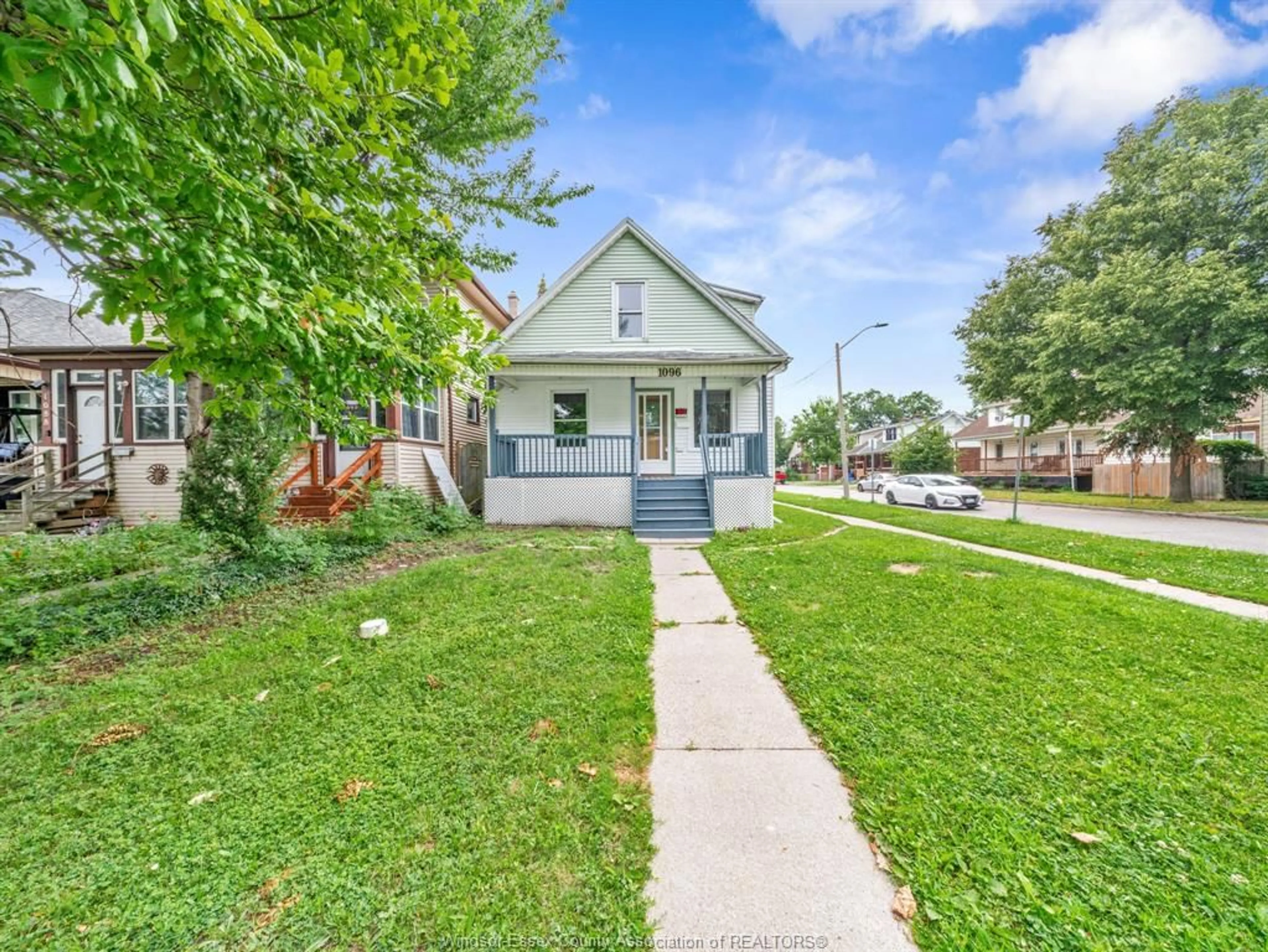 A pic from outside/outdoor area/front of a property/back of a property/a pic from drone, street for 1096 HALL, Windsor Ontario N9A 2M7