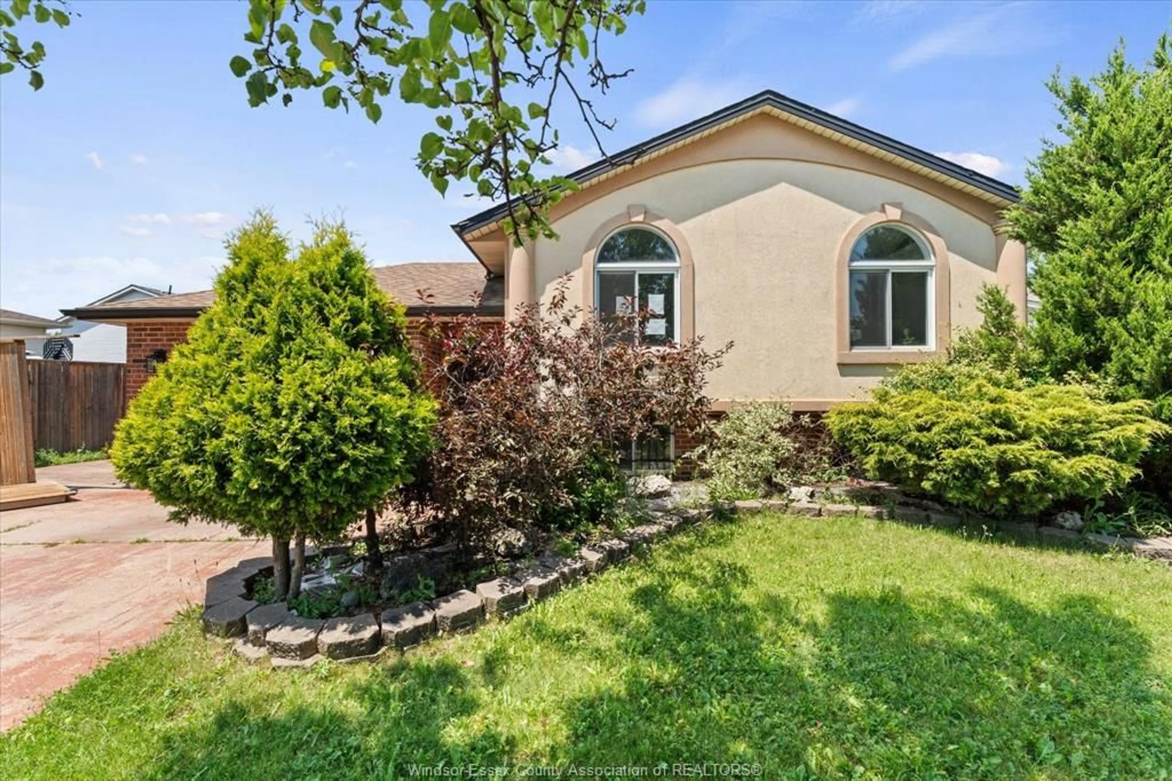 A pic from outside/outdoor area/front of a property/back of a property/a pic from drone, unknown for 1320 HANSEN Cres, Windsor Ontario N8W 5M8