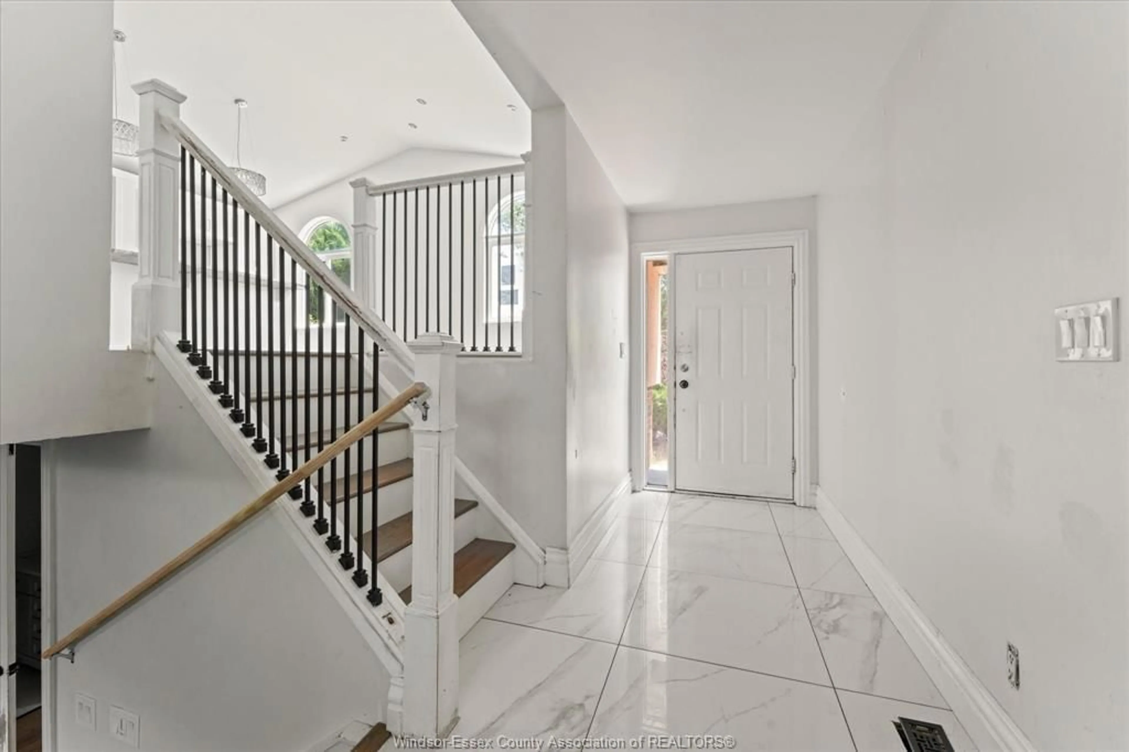 Indoor foyer for 1320 HANSEN Cres, Windsor Ontario N8W 5M8