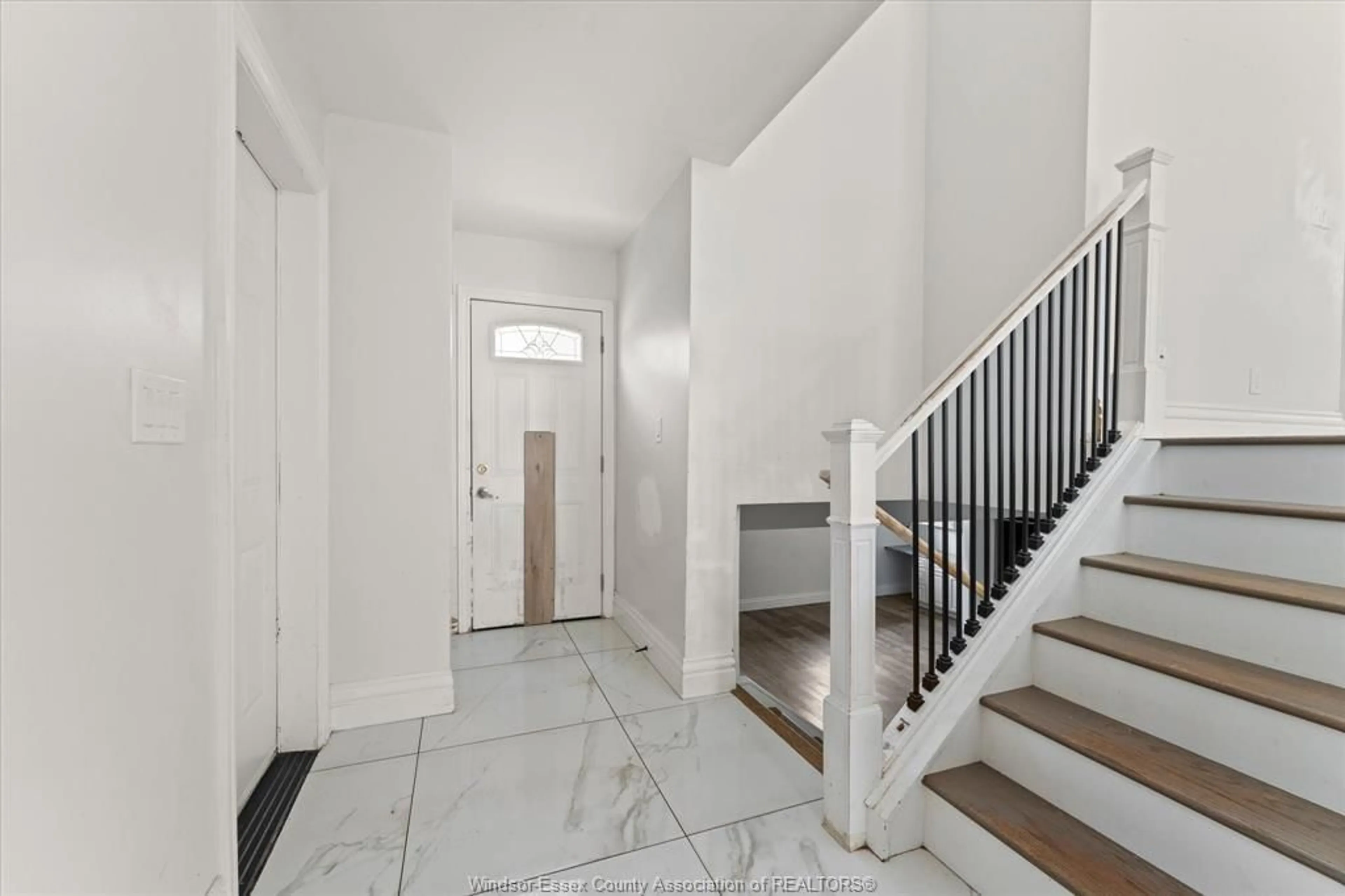 Indoor foyer for 1320 HANSEN Cres, Windsor Ontario N8W 5M8