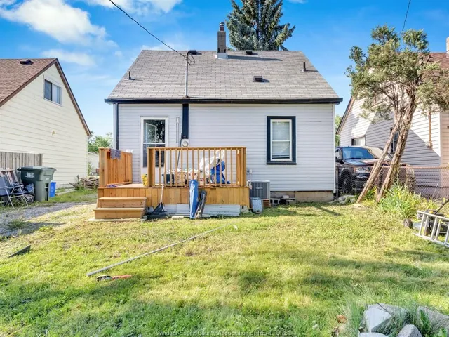 643 CHARLES St, Windsor 5