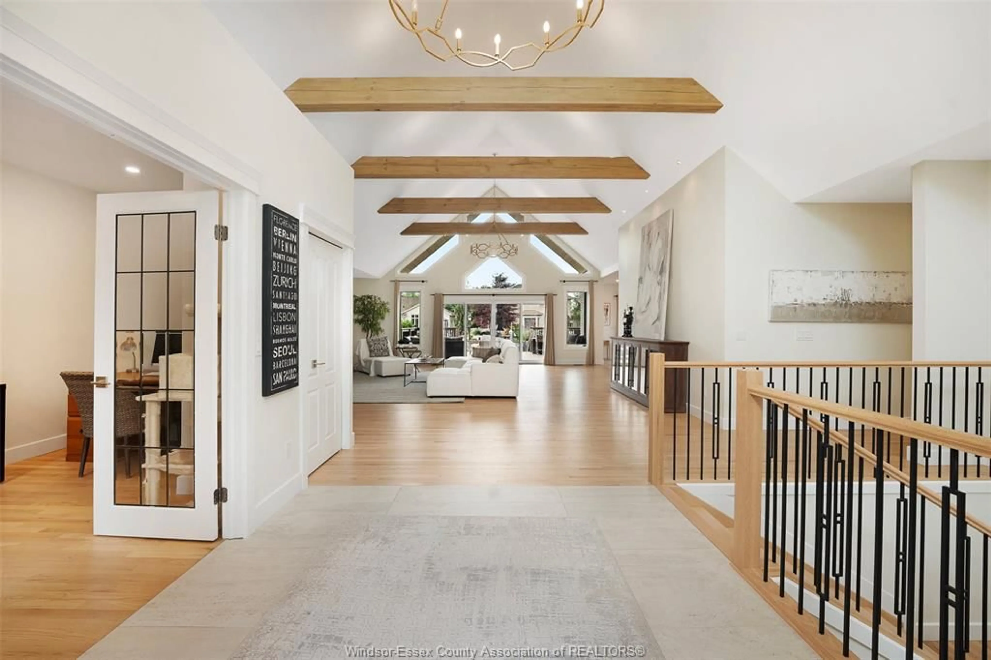 Indoor foyer for 263 RUSSEL WOODS Dr, Lakeshore Ontario N8N 4K6