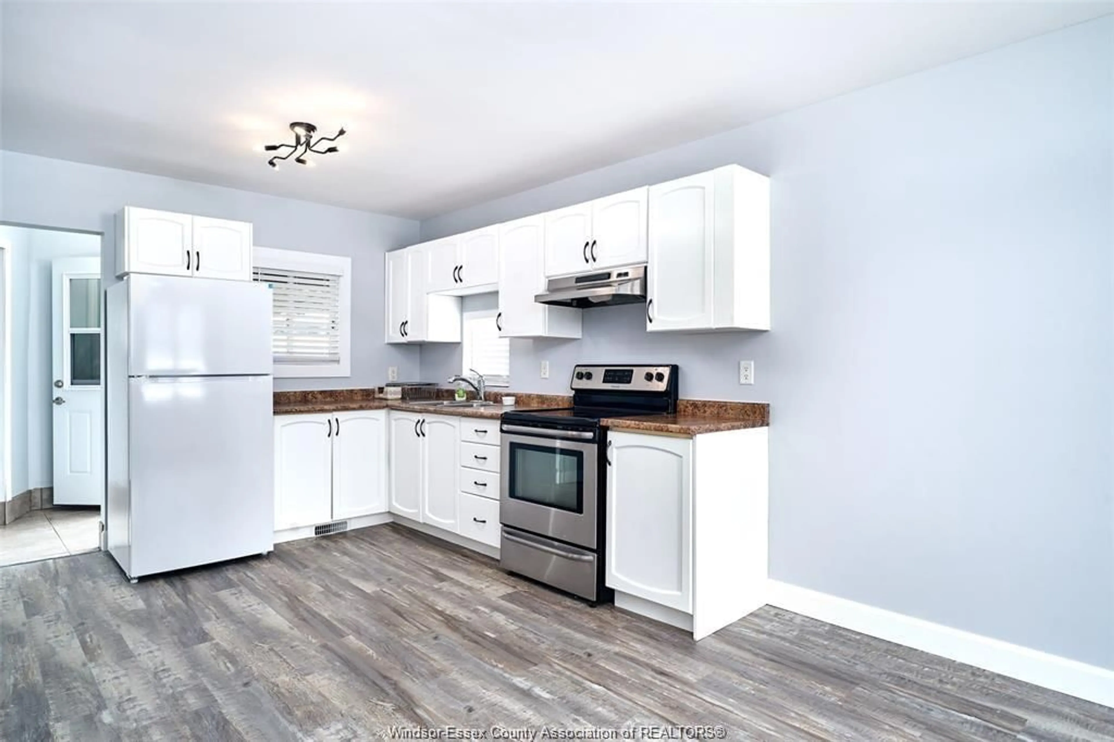 Standard kitchen, wood/laminate floor for 1344 HENRY FORD CENTRE Dr, Windsor Ontario N8Y 2T8