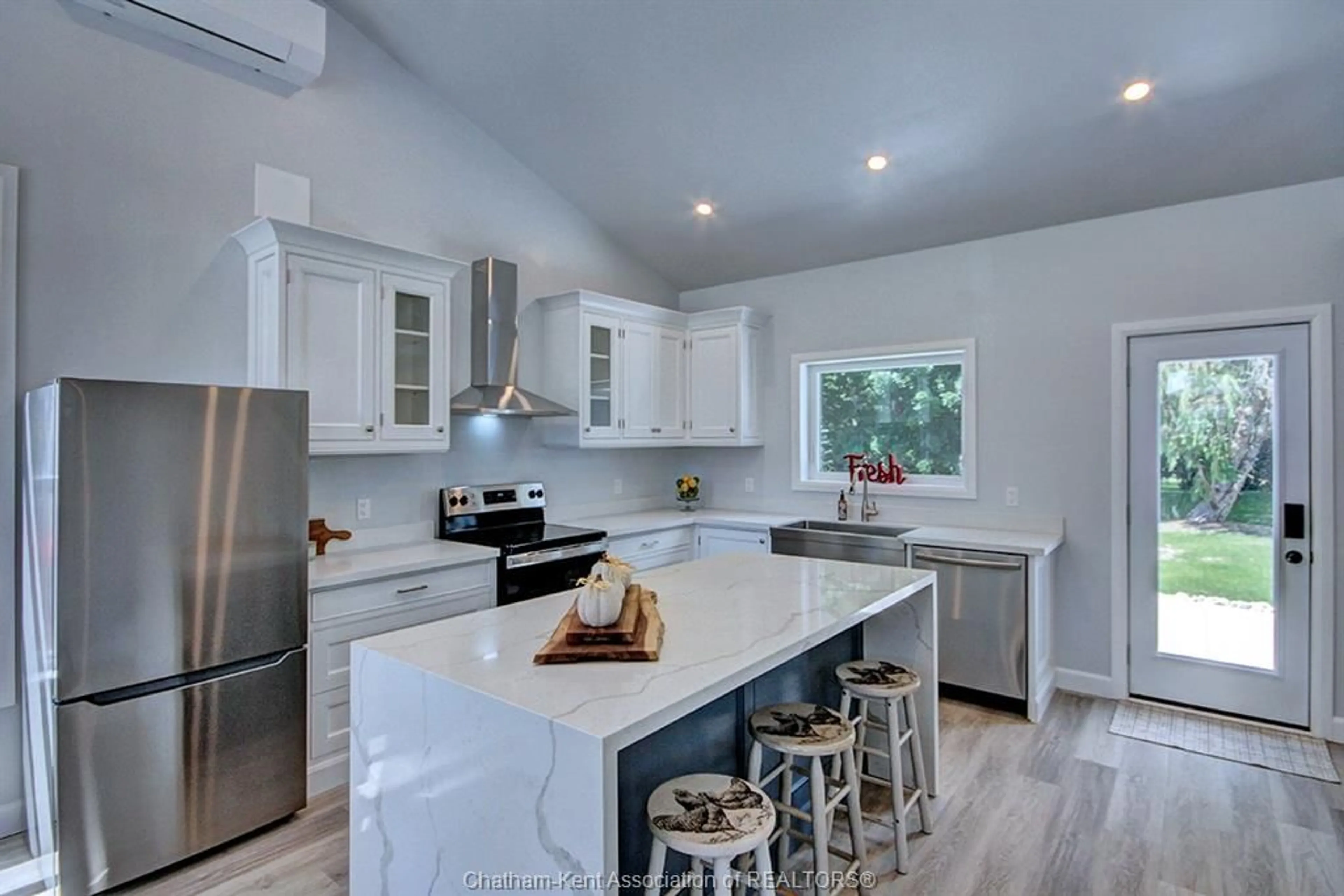 Open concept kitchen, ceramic/tile floor for 454 Trerice St, Dresden Ontario N0P 1M0
