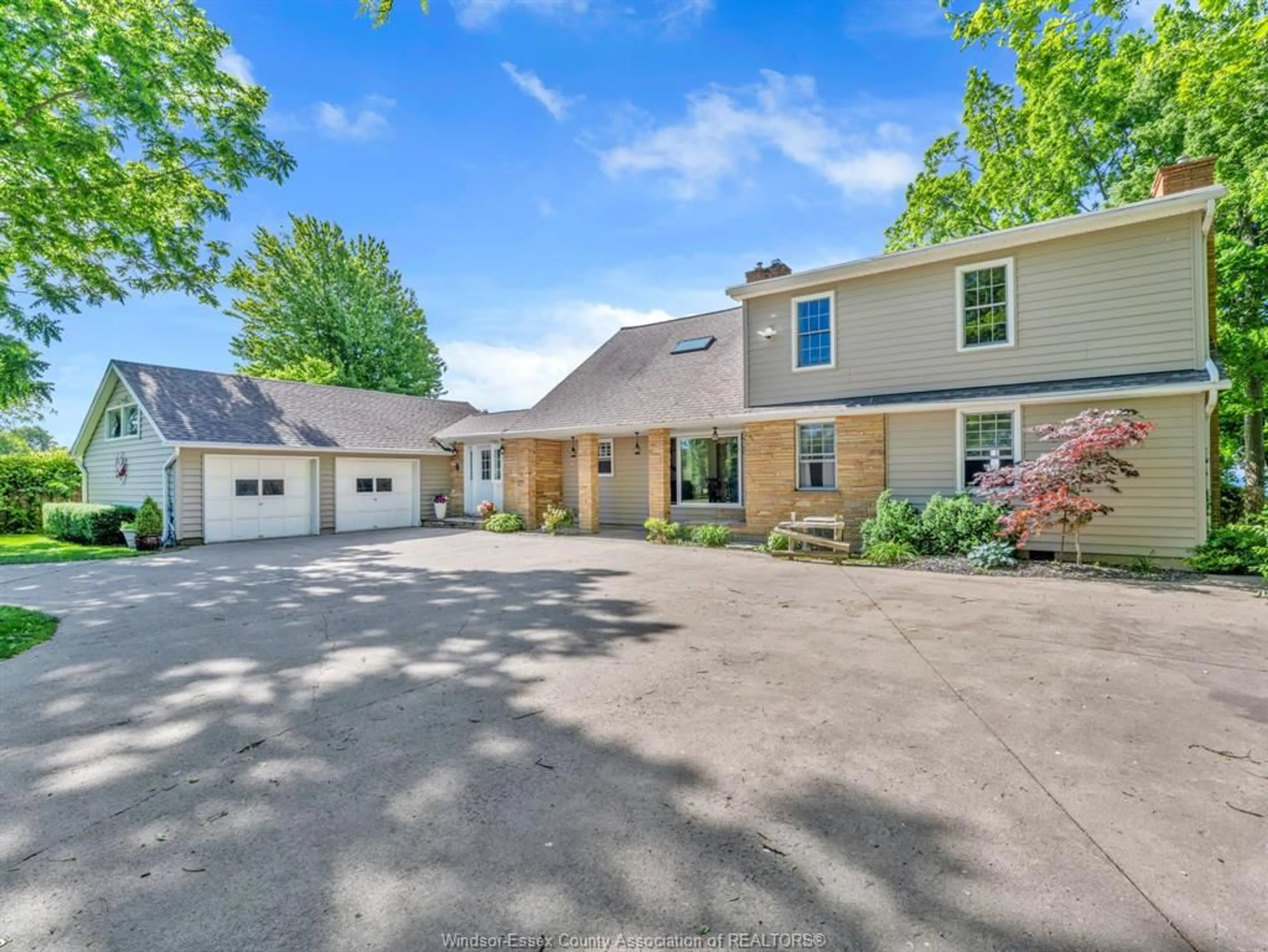 A pic from outside/outdoor area/front of a property/back of a property/a pic from drone, street for 388 SEACLIFF Dr, Leamington Ontario N8H 4E1