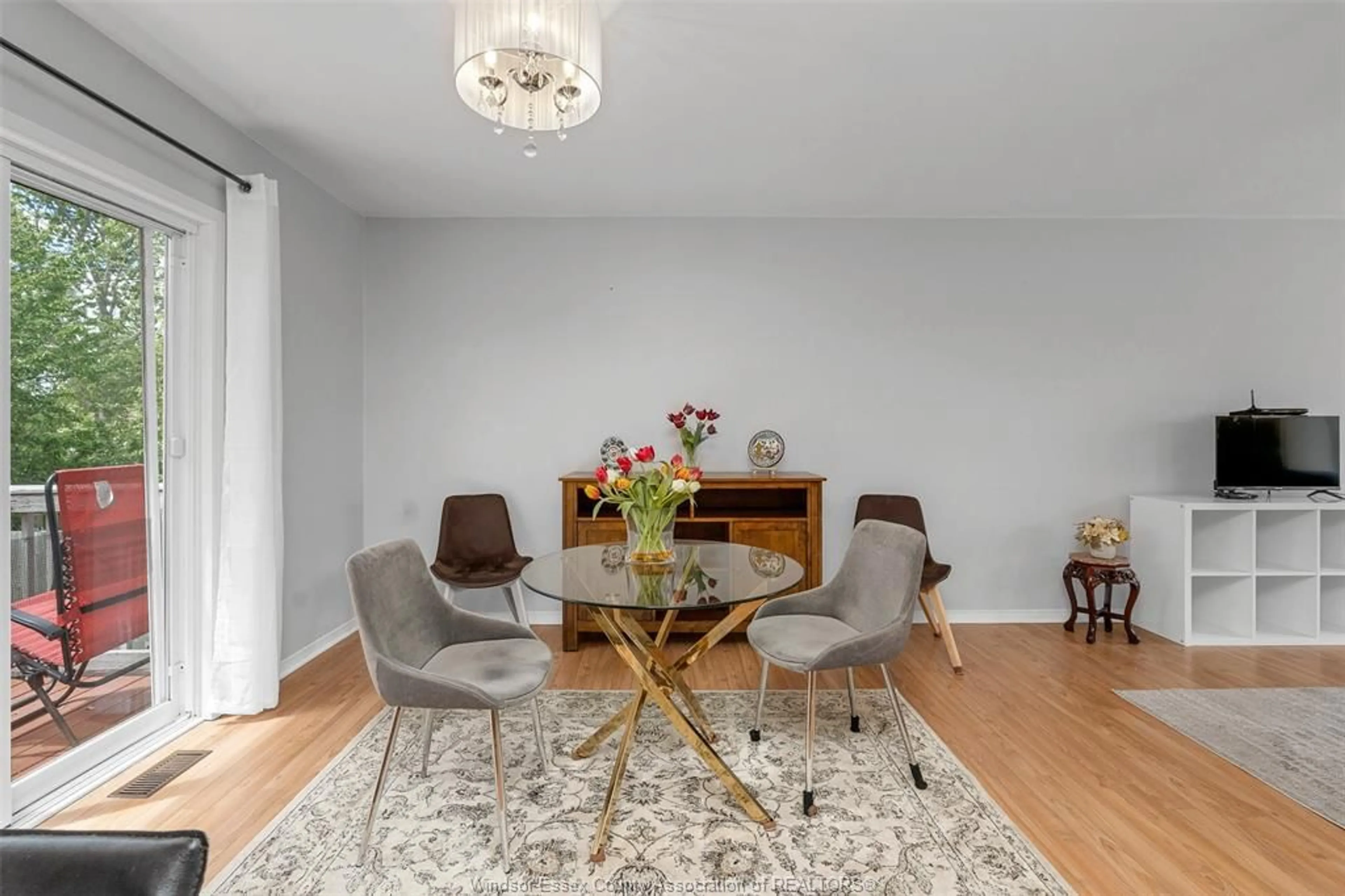Dining room, wood/laminate floor for 2225 LONGFELLOW Ave, Windsor Ontario N9B 3J7