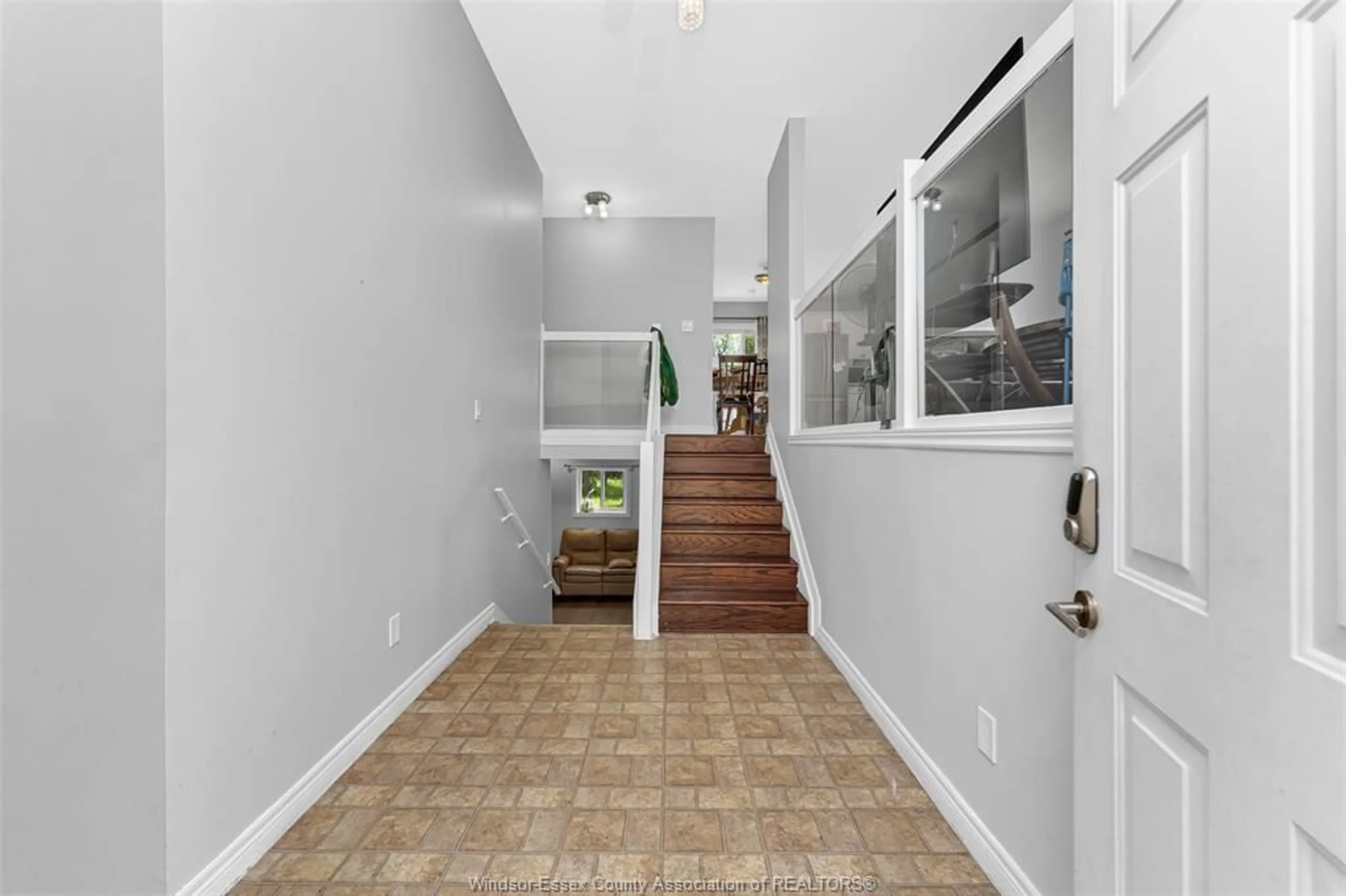 Indoor entryway for 2156 DOMINION Blvd, Windsor Ontario N9B 3H9