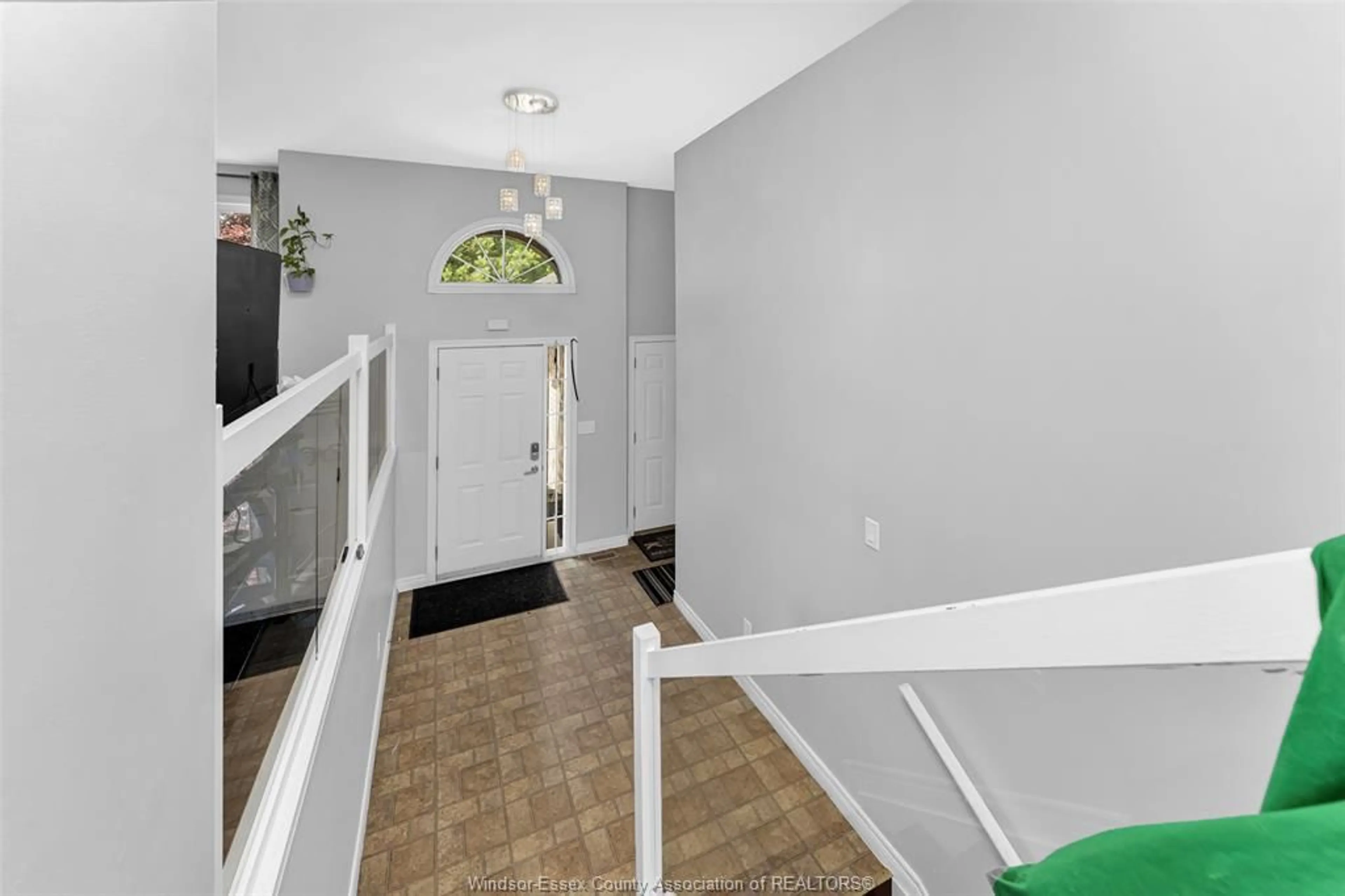 Indoor entryway for 2156 DOMINION Blvd, Windsor Ontario N9B 3H9
