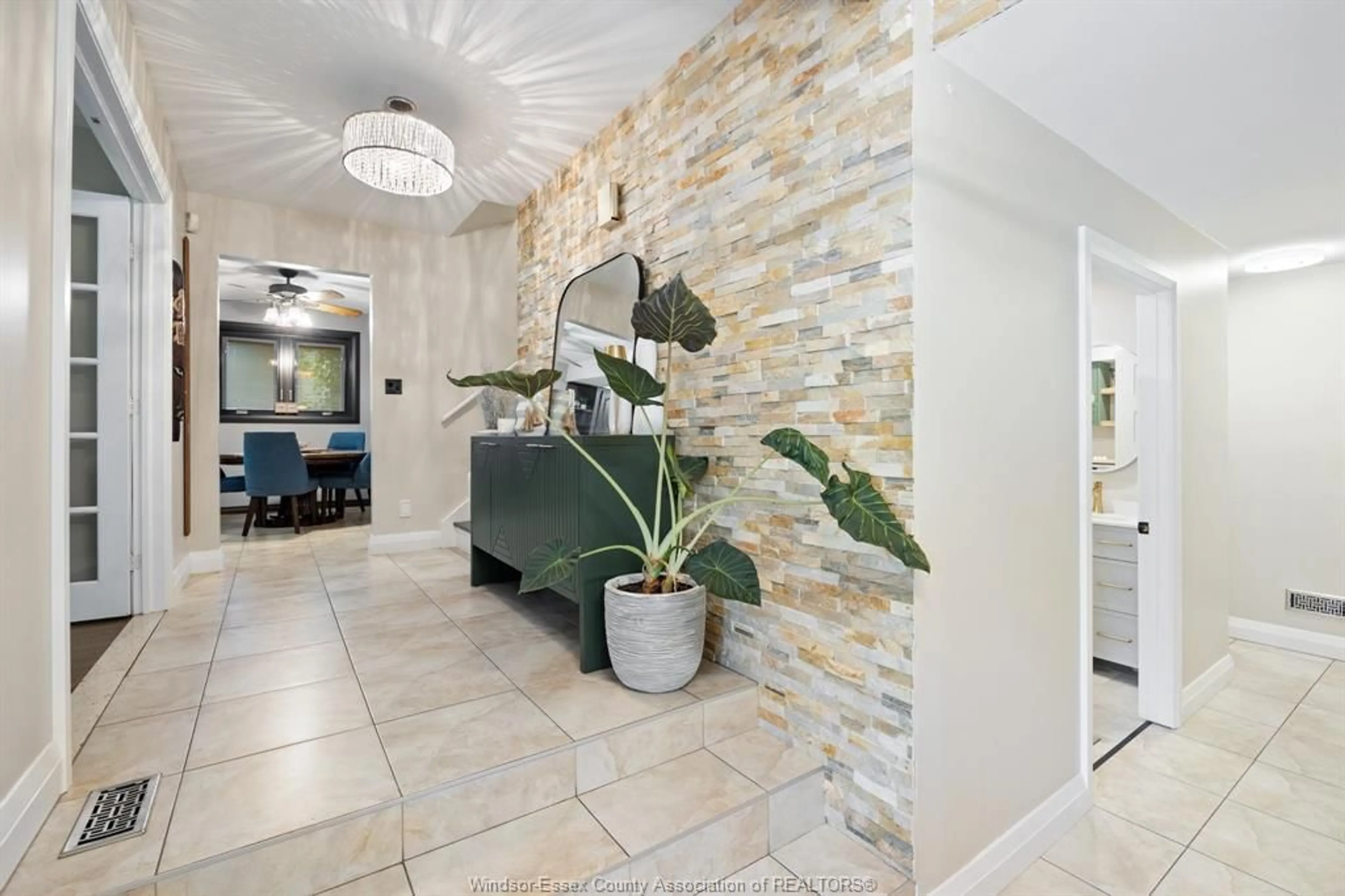 Indoor foyer for 831 LAFFERTY, LaSalle Ontario N9J 3E8