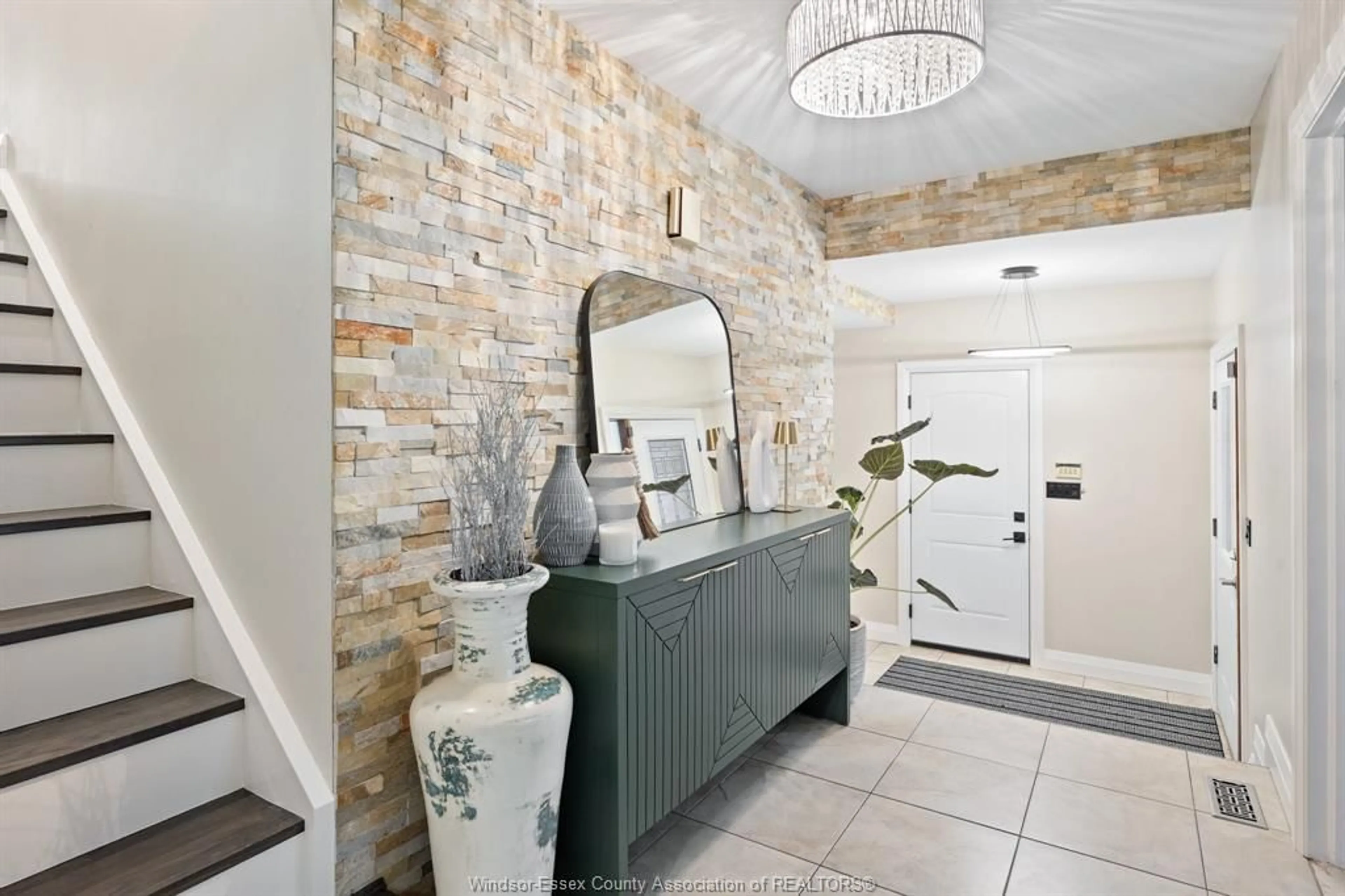 Indoor entryway for 831 LAFFERTY, LaSalle Ontario N9J 3E8