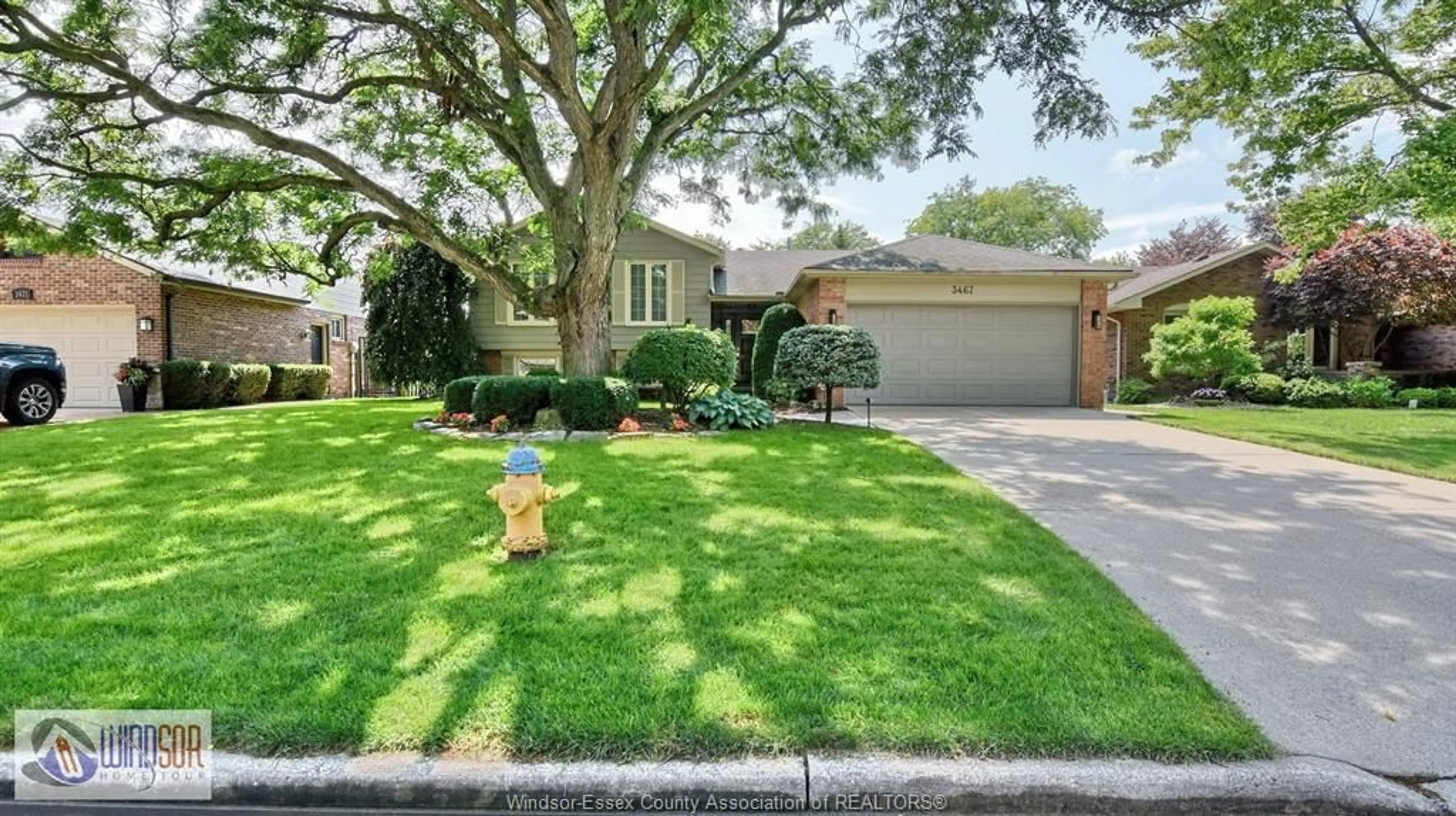 A pic from outside/outdoor area/front of a property/back of a property/a pic from drone, street for 3467 DRIFTWOOD Dr, Windsor Ontario N9E 4A8