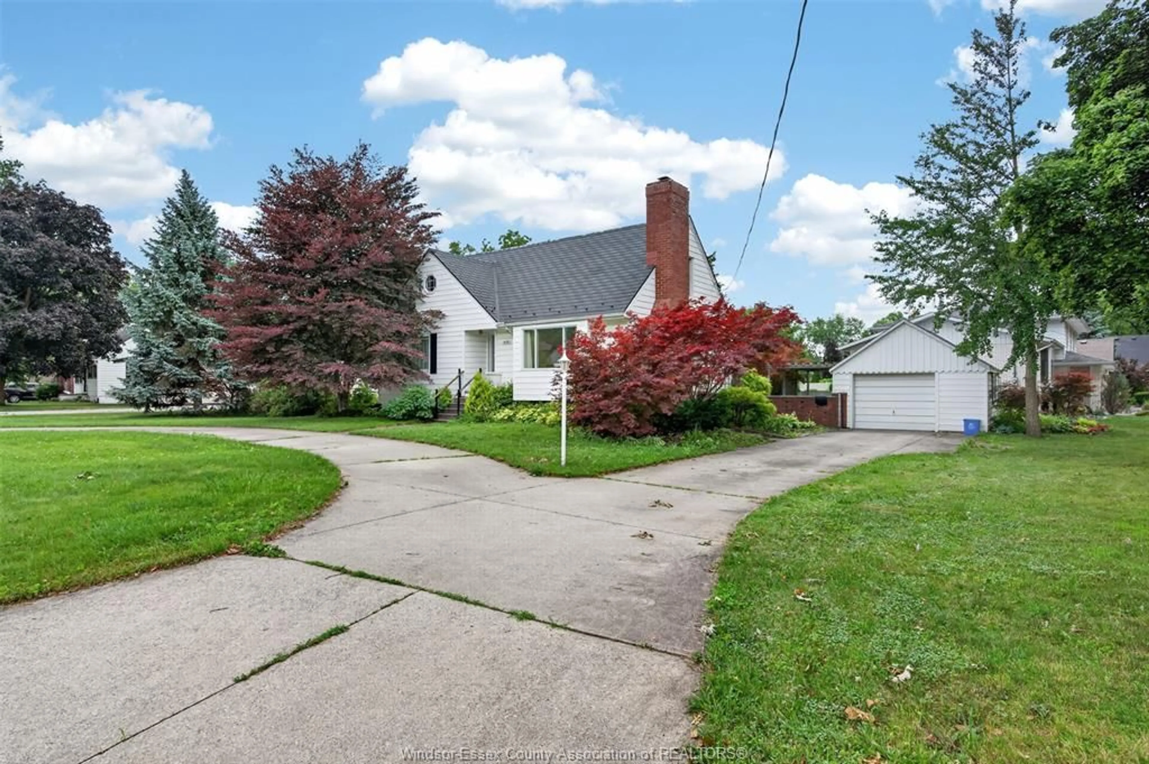 A pic from outside/outdoor area/front of a property/back of a property/a pic from drone, street for 4171 ROSELAND DR W, Windsor Ontario N9G 2A1