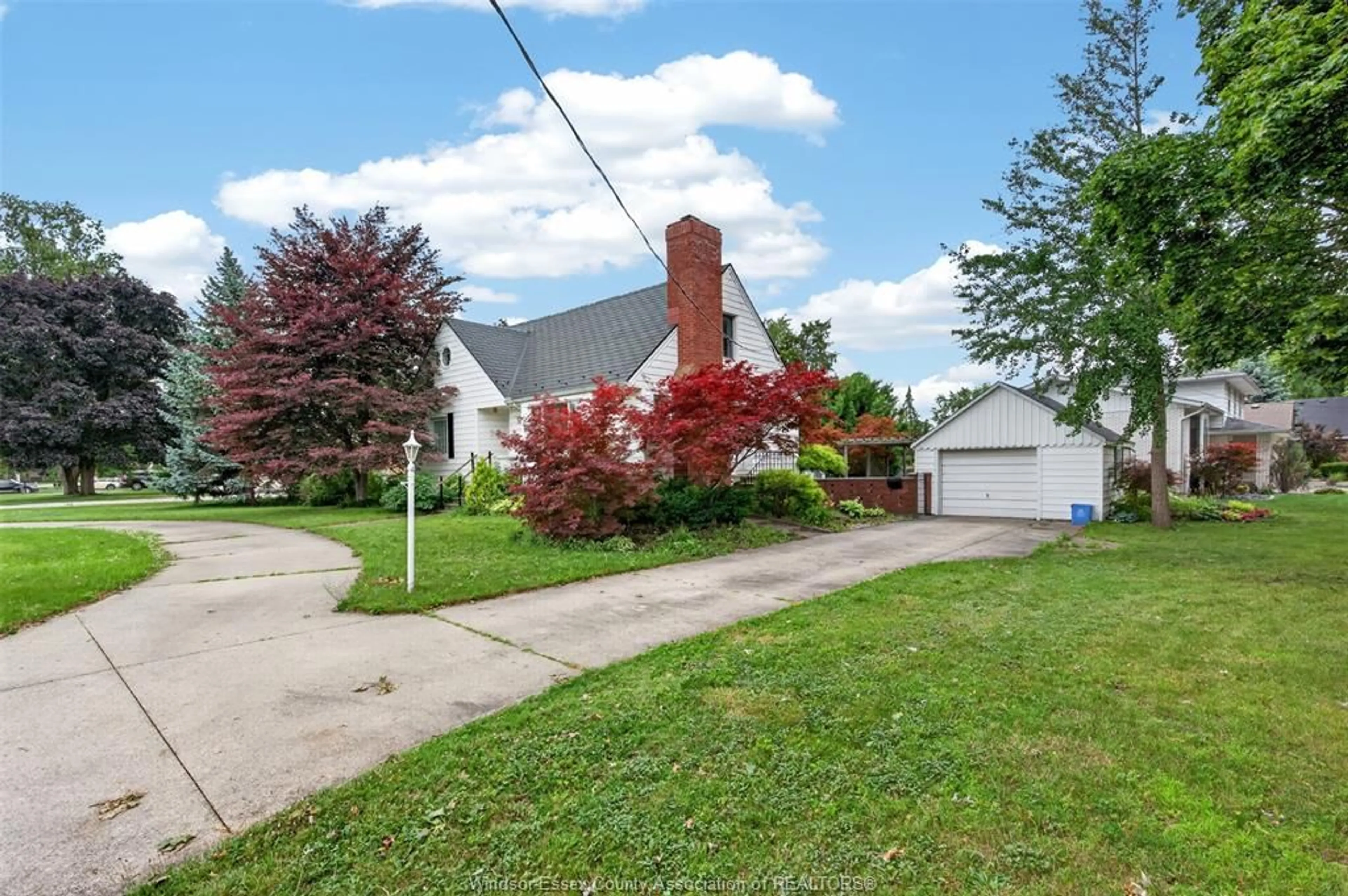 A pic from outside/outdoor area/front of a property/back of a property/a pic from drone, street for 4171 ROSELAND DR W, Windsor Ontario N9G 2A1