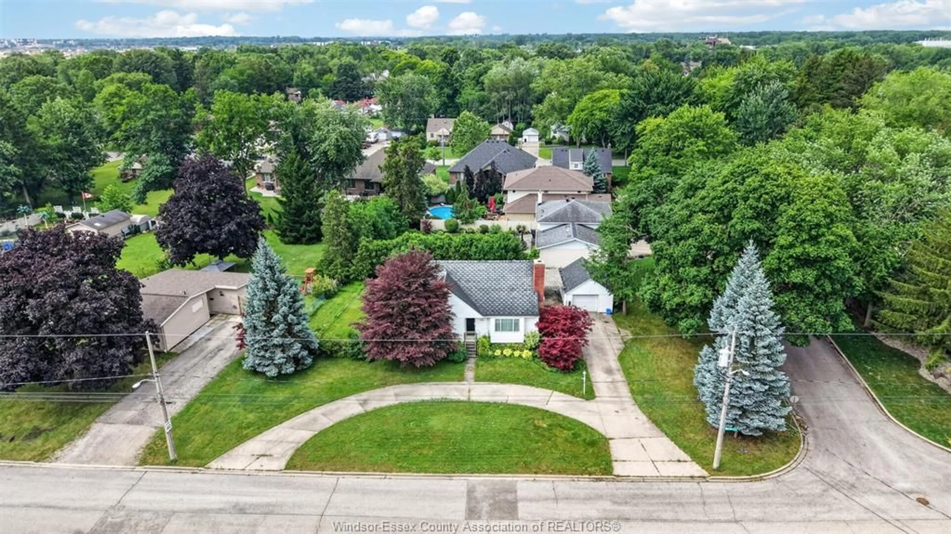 A pic from outside/outdoor area/front of a property/back of a property/a pic from drone, street for 4171 ROSELAND DR W, Windsor Ontario N9G 2A1