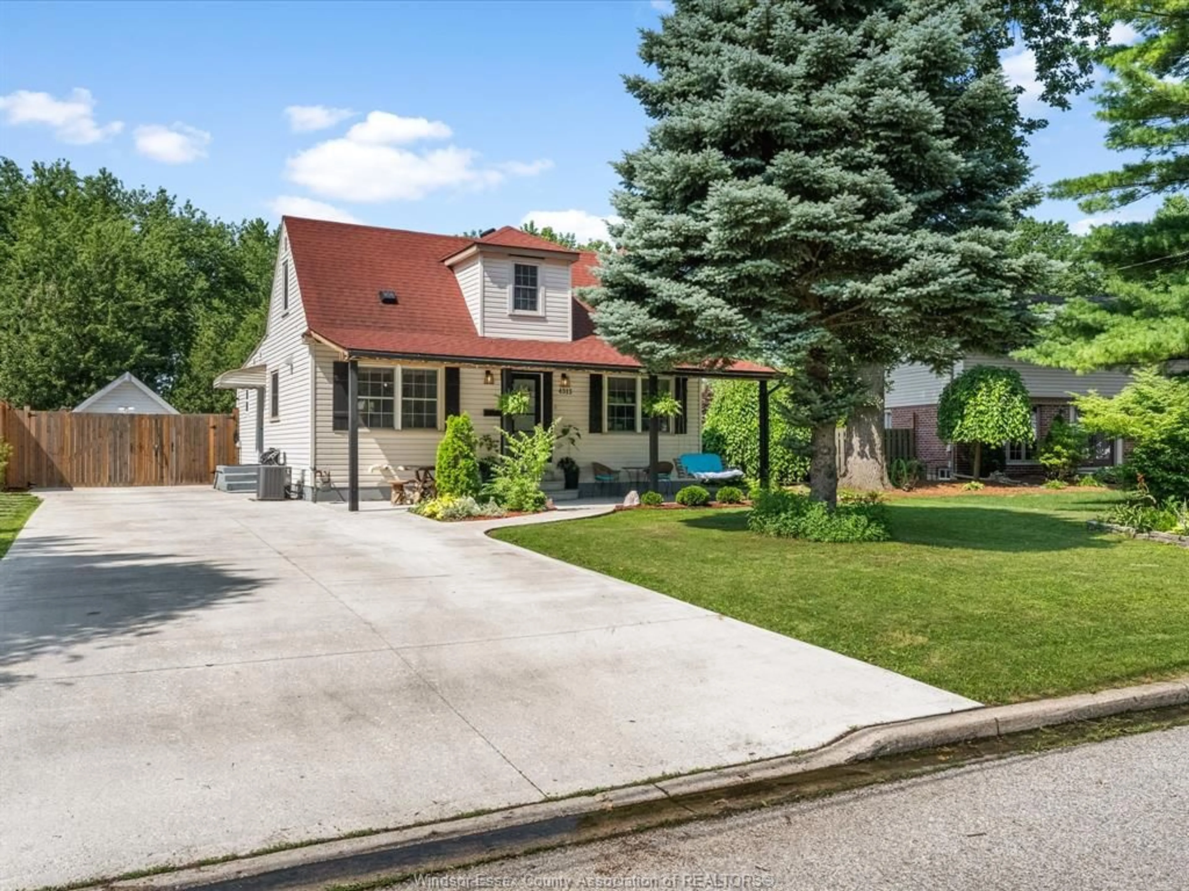 Unknown for 4315 ROSELAND Dr, Windsor Ontario N9G 2A1