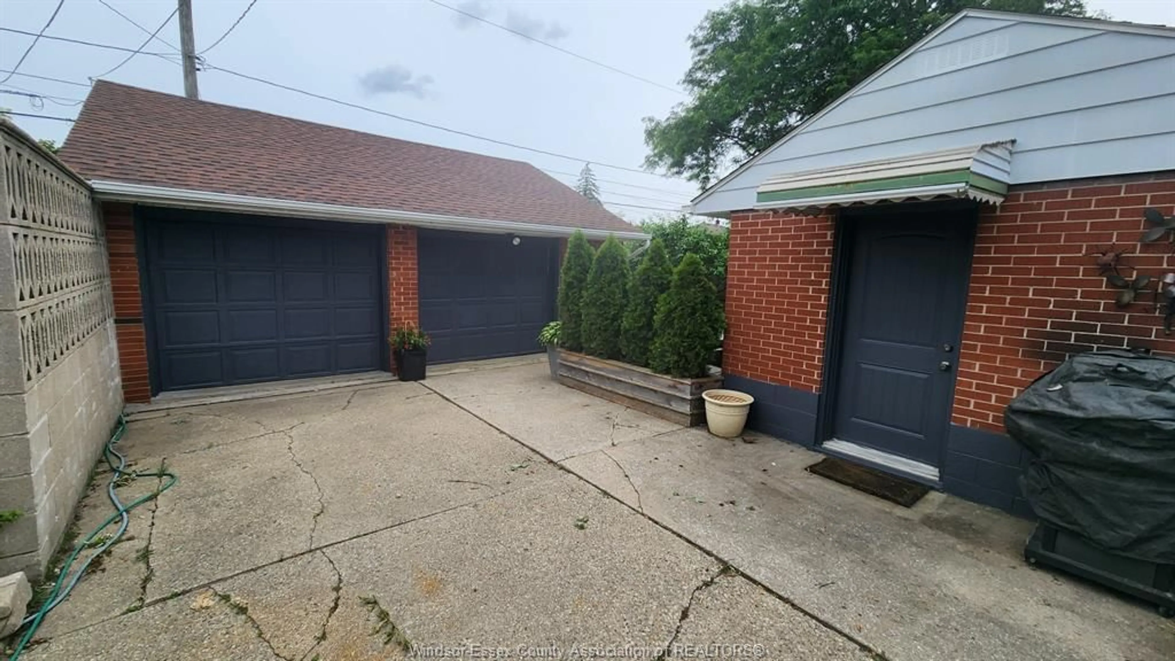A pic from outside/outdoor area/front of a property/back of a property/a pic from drone, street for 858 LAPORTE, Windsor Ontario N8S 3R4
