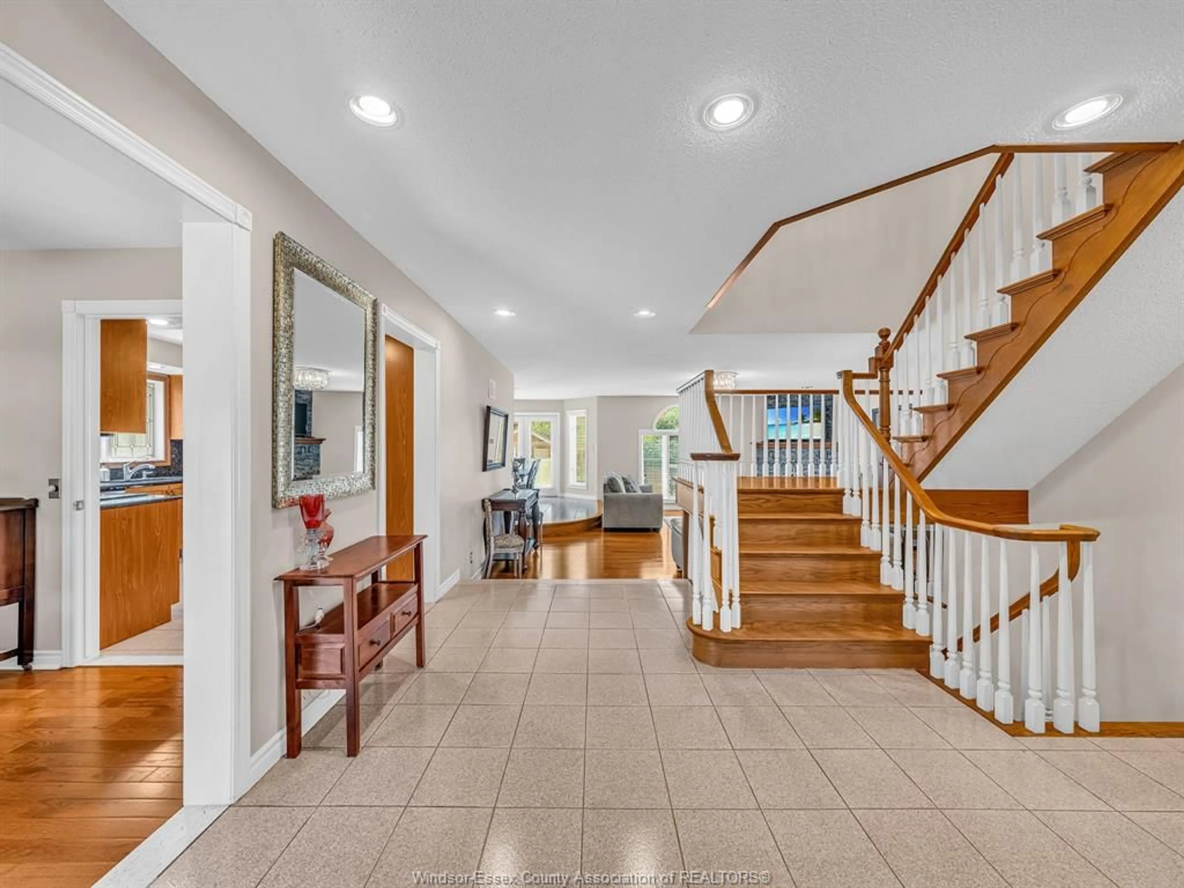 Indoor foyer for 299 RUSSEL WOODS Dr, Tecumseh Ontario N8N 4K4
