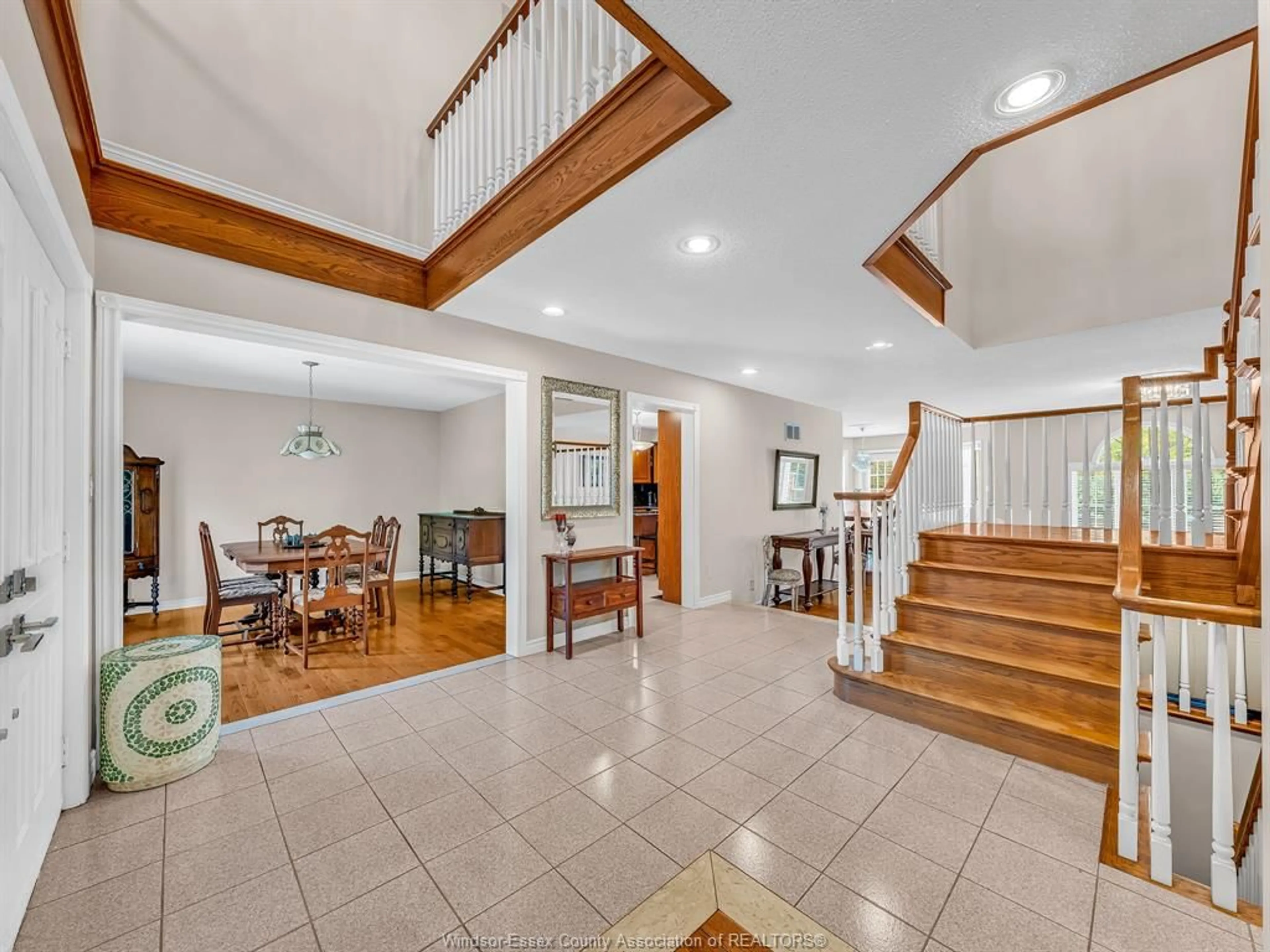 Indoor foyer for 299 RUSSEL WOODS Dr, Tecumseh Ontario N8N 4K4