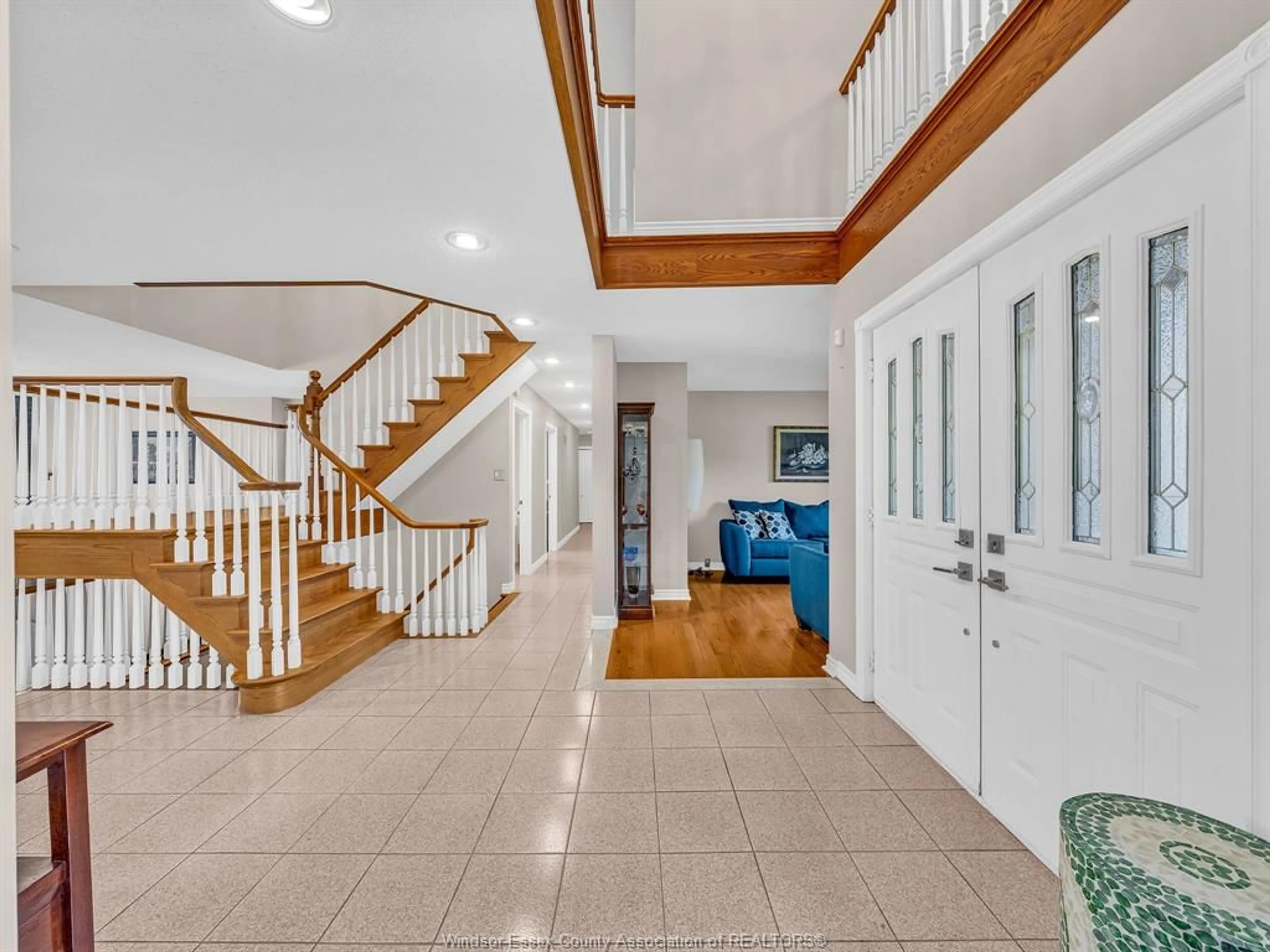 Indoor foyer for 299 RUSSEL WOODS Dr, Tecumseh Ontario N8N 4K4