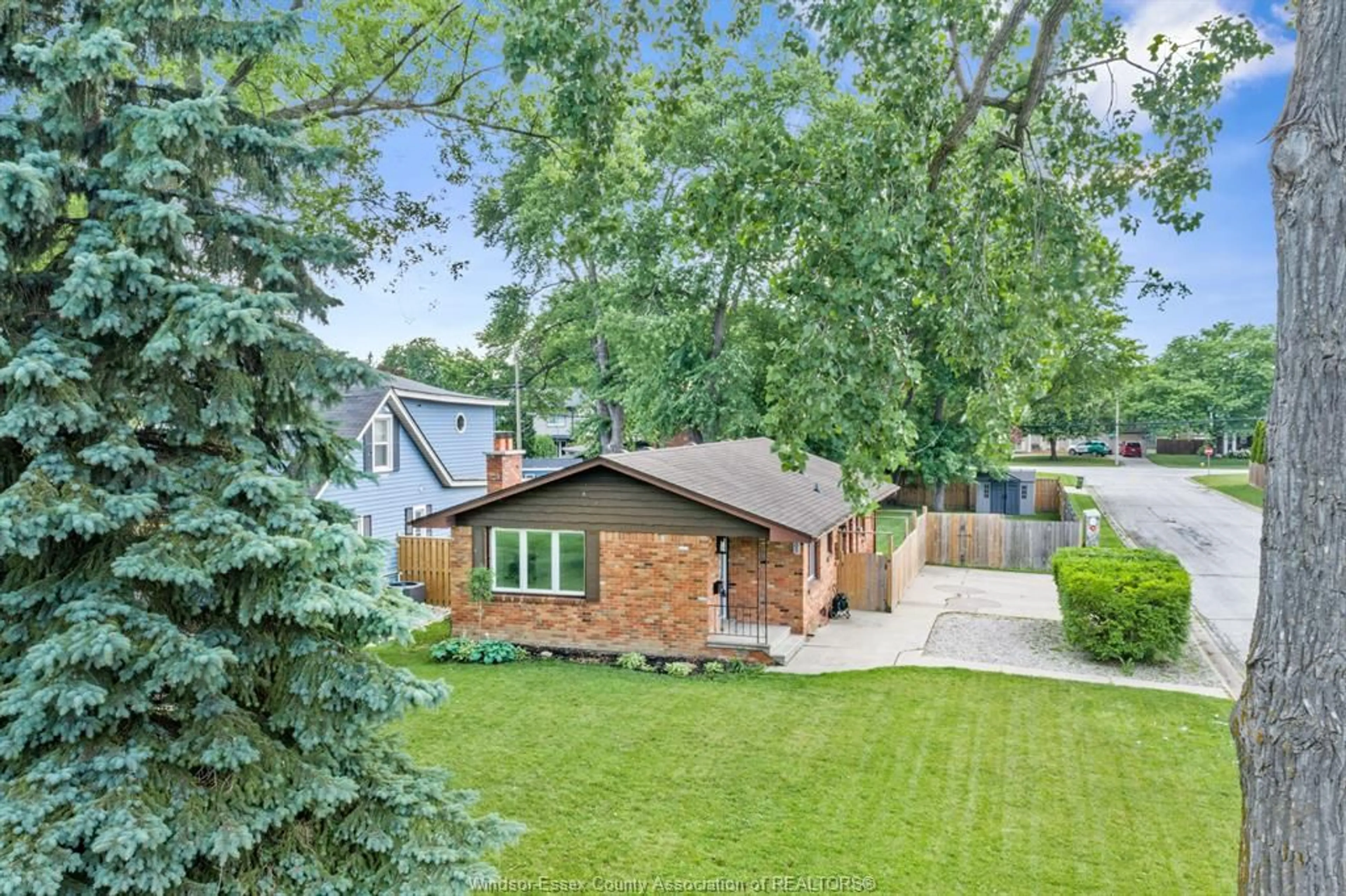 Home with brick exterior material, street for 305 EDGEWATER Blvd, Tecumseh Ontario N8N 2G9