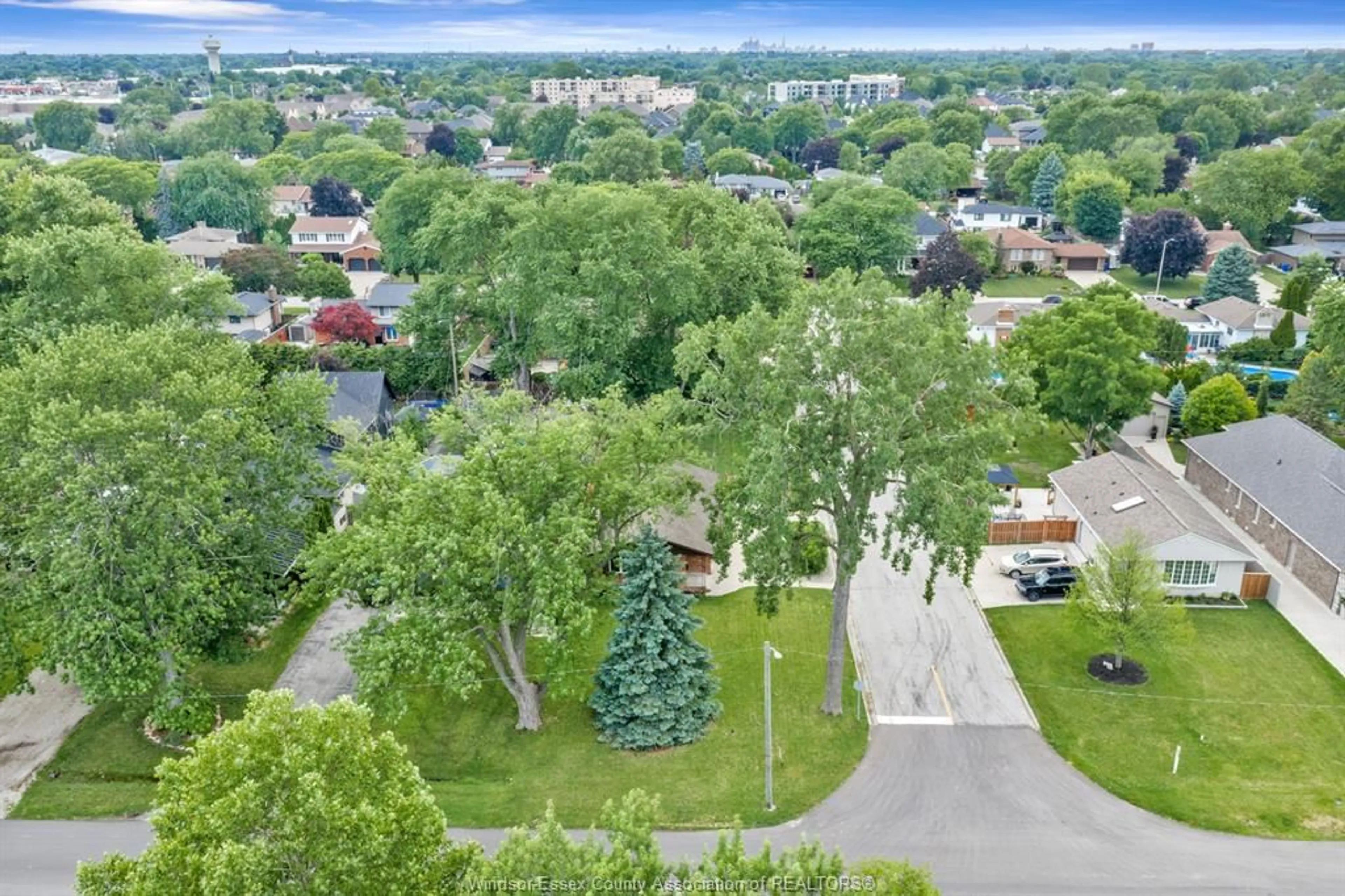 A pic from outside/outdoor area/front of a property/back of a property/a pic from drone, street for 305 EDGEWATER Blvd, Tecumseh Ontario N8N 2G9