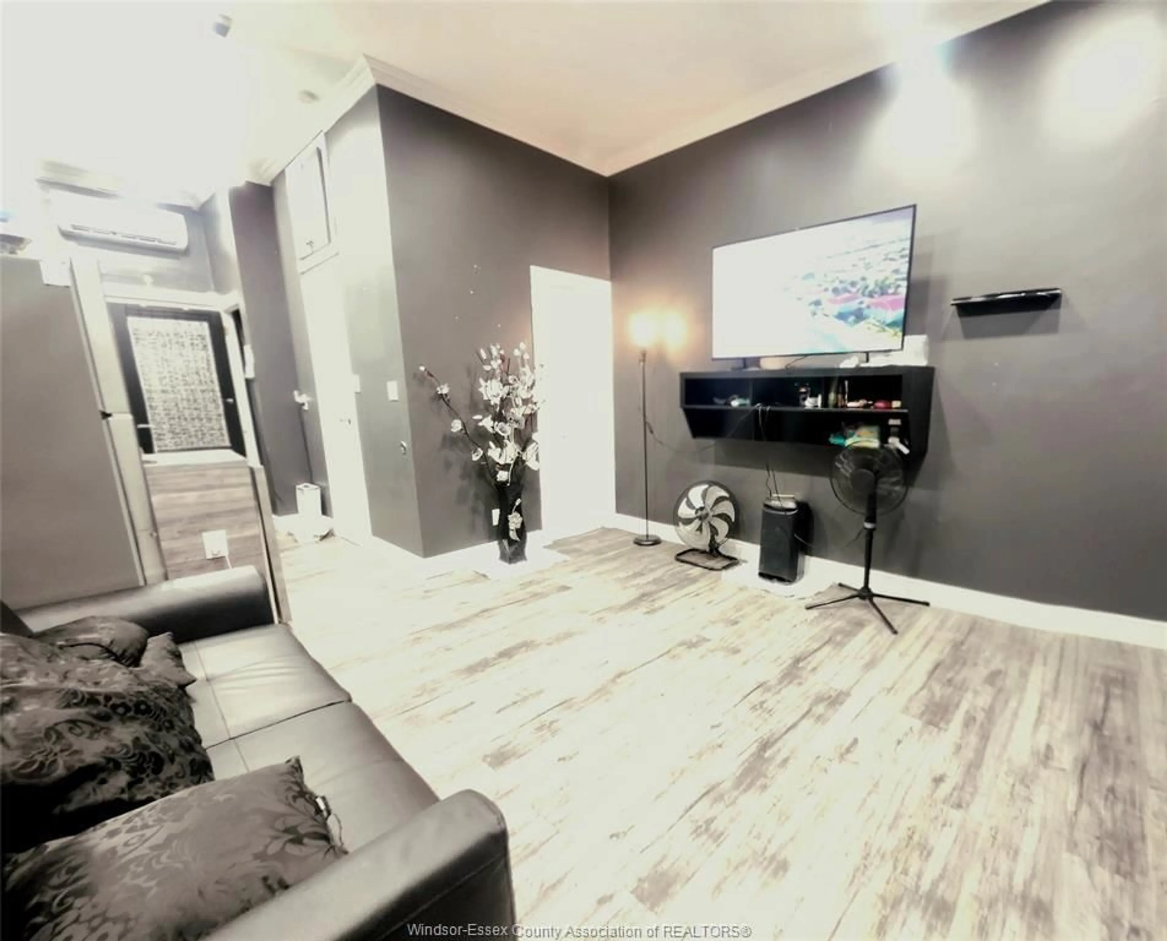 A pic of a room for 1133 ERIE St, Windsor Ontario N9A 6C6