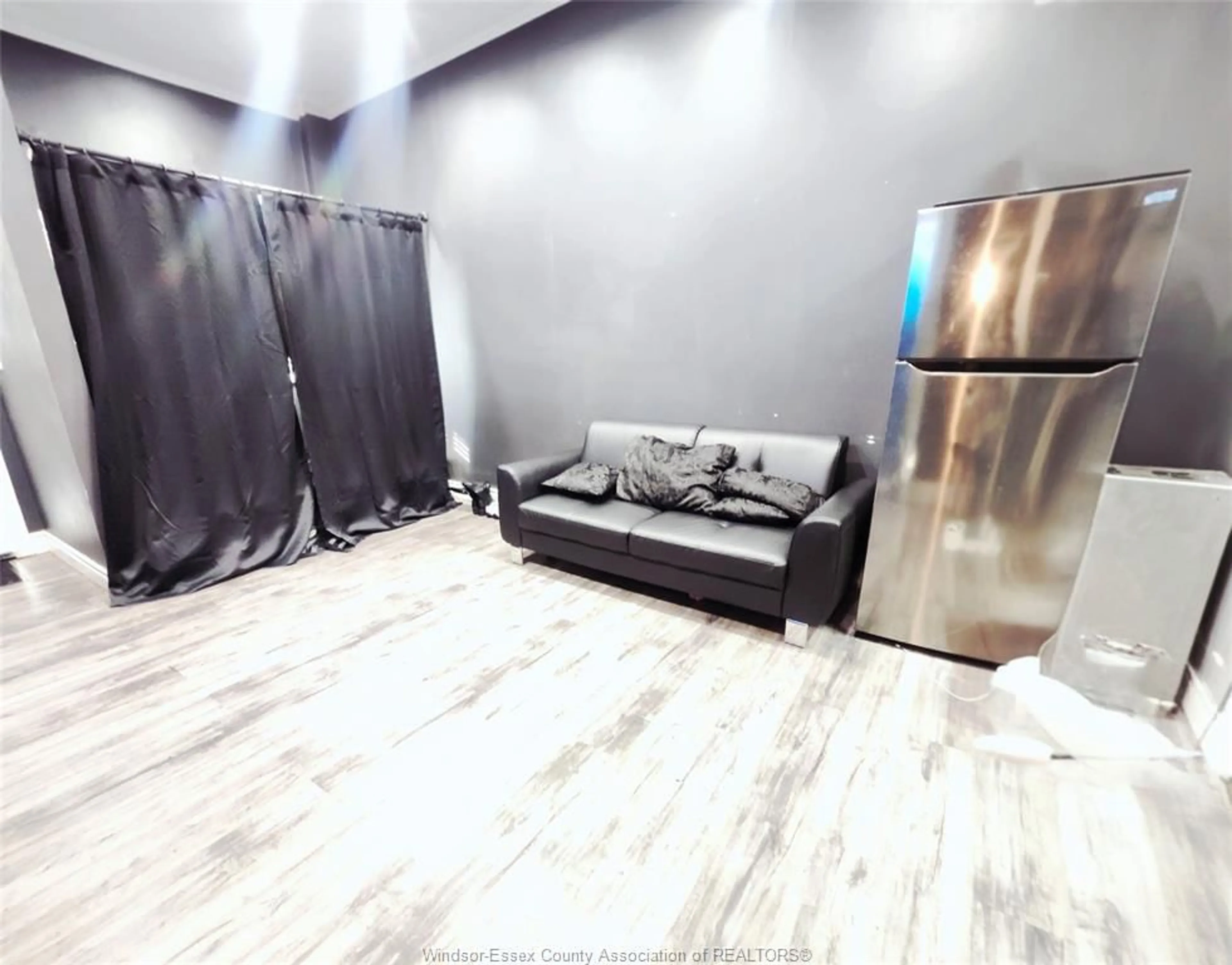 A pic of a room for 1133 ERIE St, Windsor Ontario N9A 6C6
