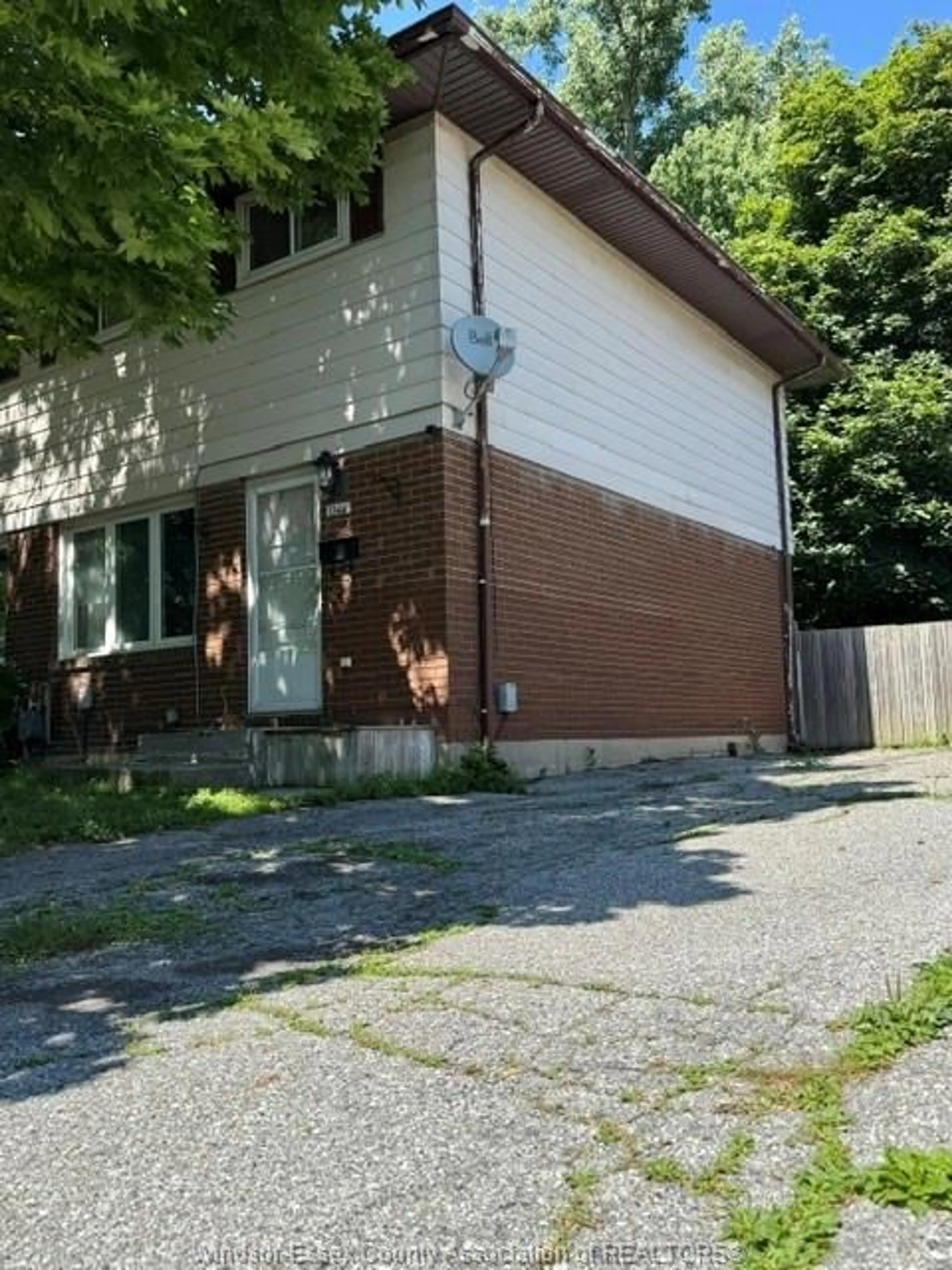 A pic from outside/outdoor area/front of a property/back of a property/a pic from drone, street for 1566 CURRY Ave, Windsor Ontario N9B 3P1
