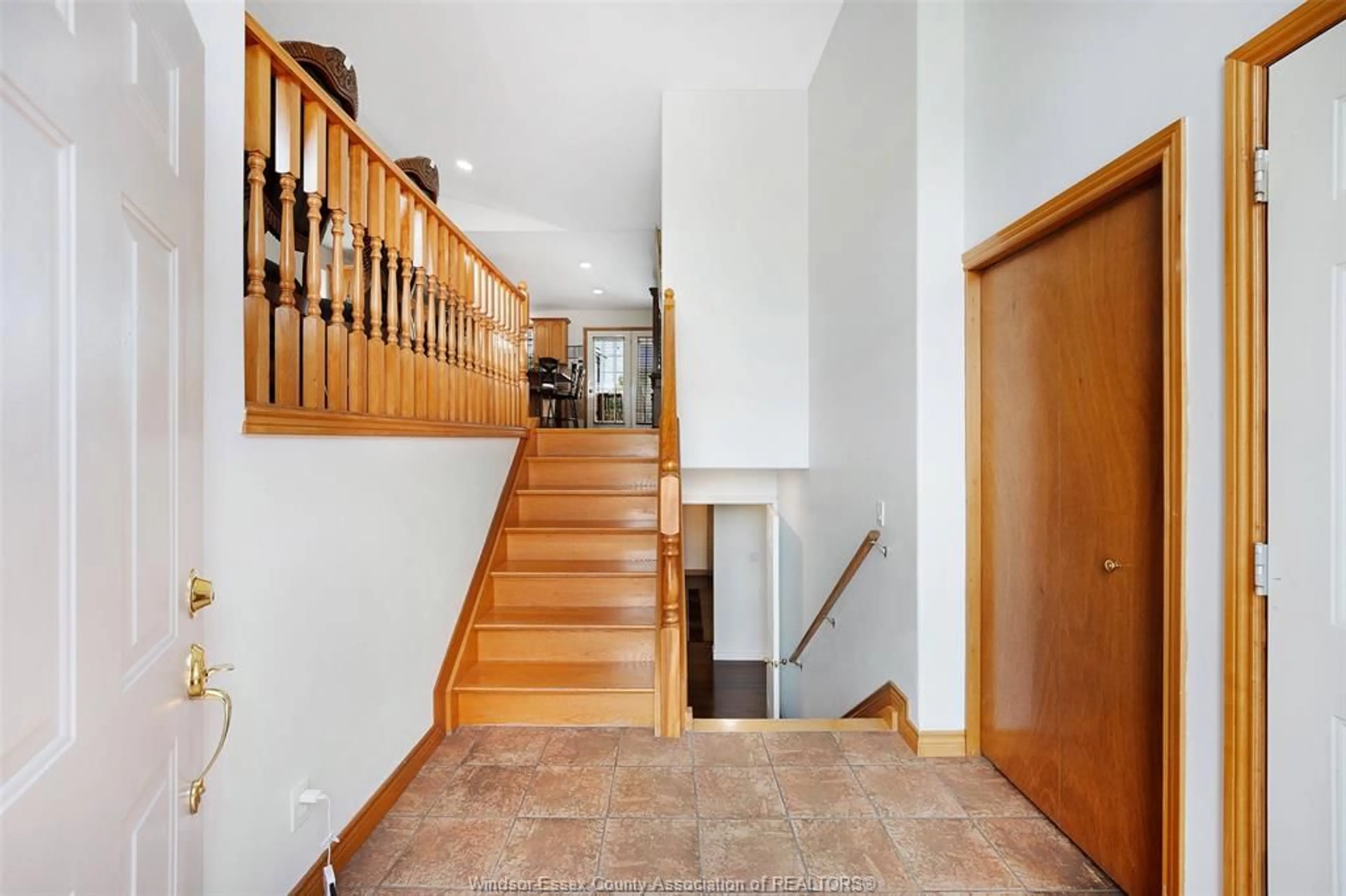 Indoor foyer for 2201 RANKIN, Windsor Ontario N9B 3V9