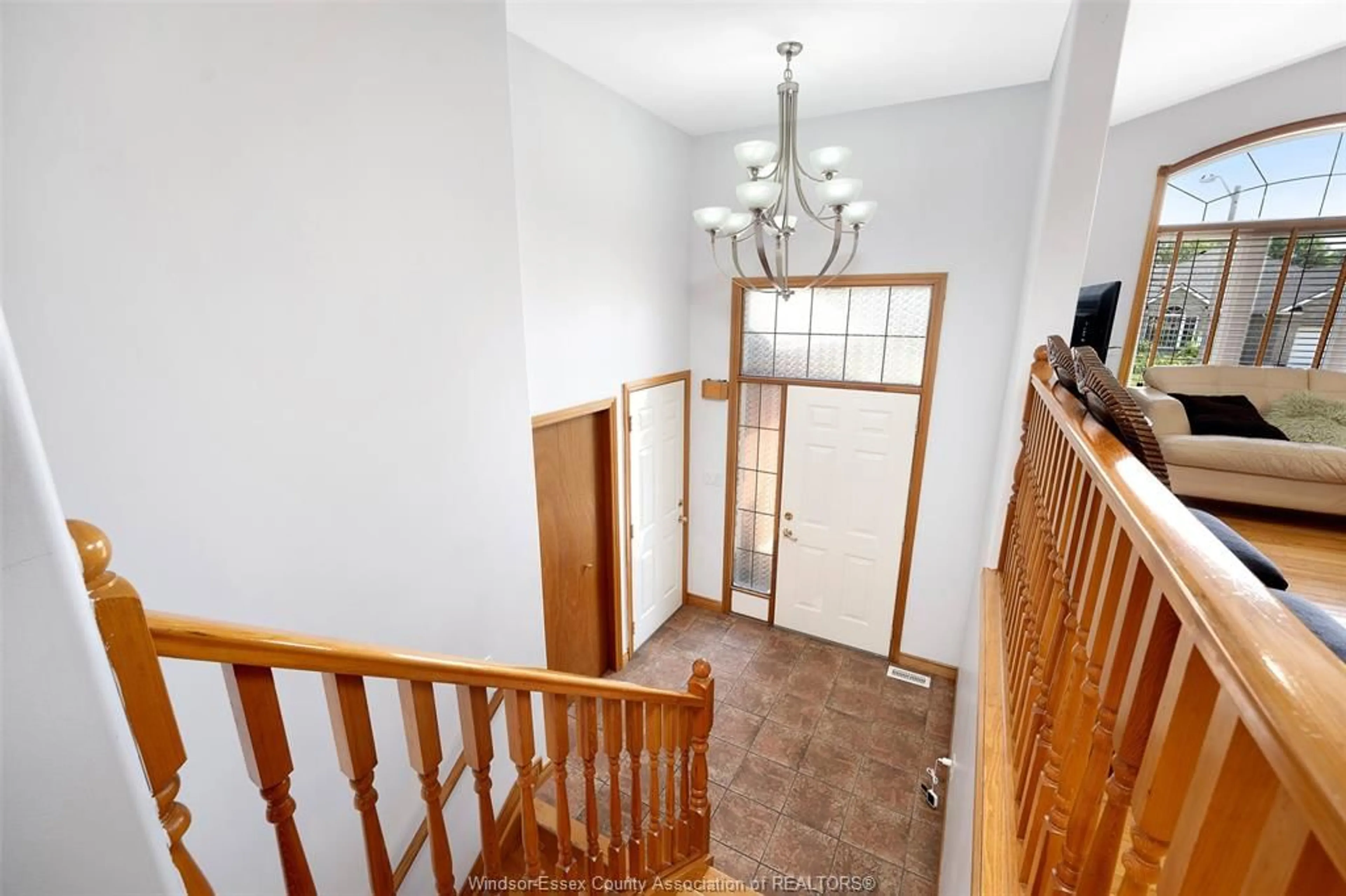 Indoor foyer for 2201 RANKIN, Windsor Ontario N9B 3V9