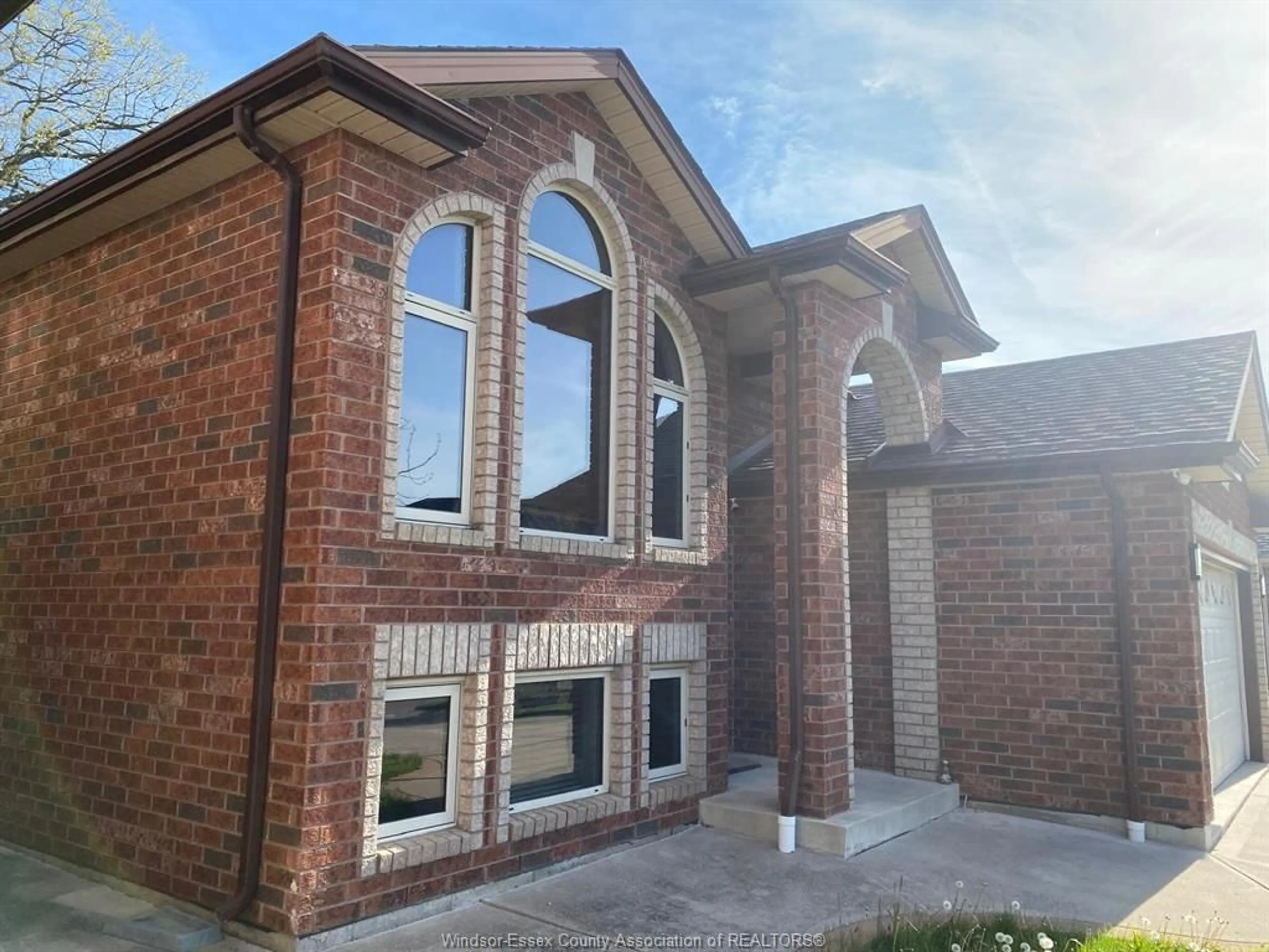 Home with brick exterior material, building for 4518 HELSINKI Cres, Windsor Ontario N9G 0A6
