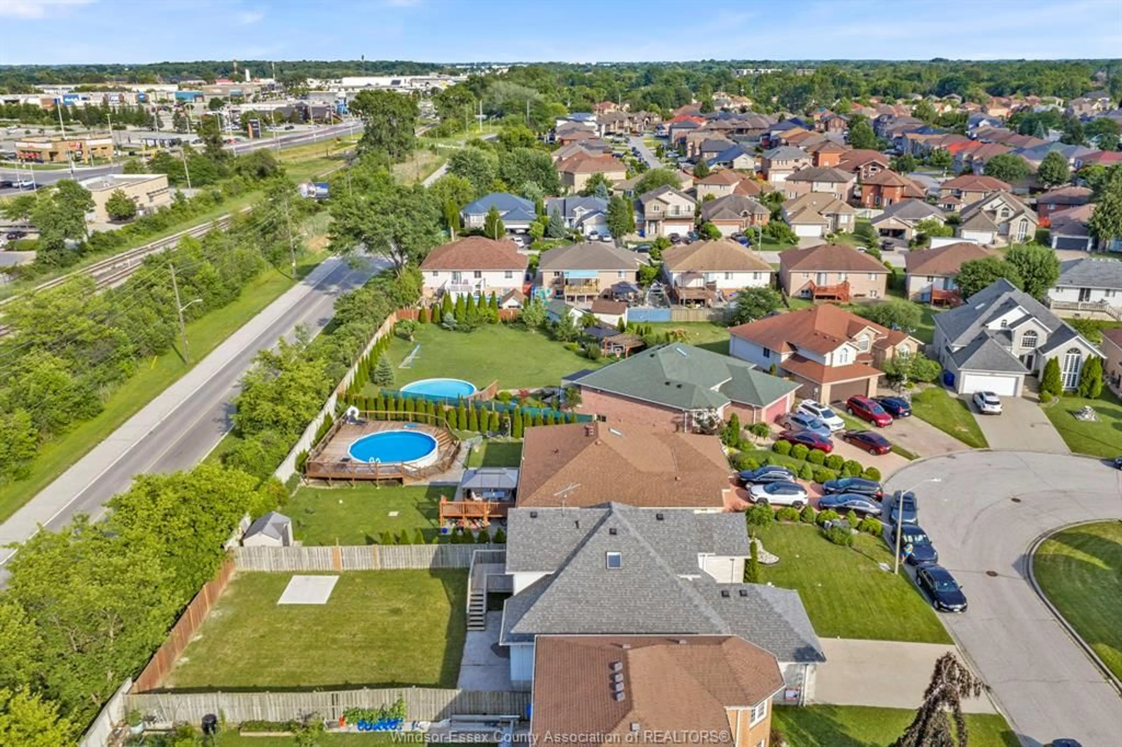 A pic from outside/outdoor area/front of a property/back of a property/a pic from drone, unknown for 204 HAMPTON Cres, Windsor Ontario N9E 4M4