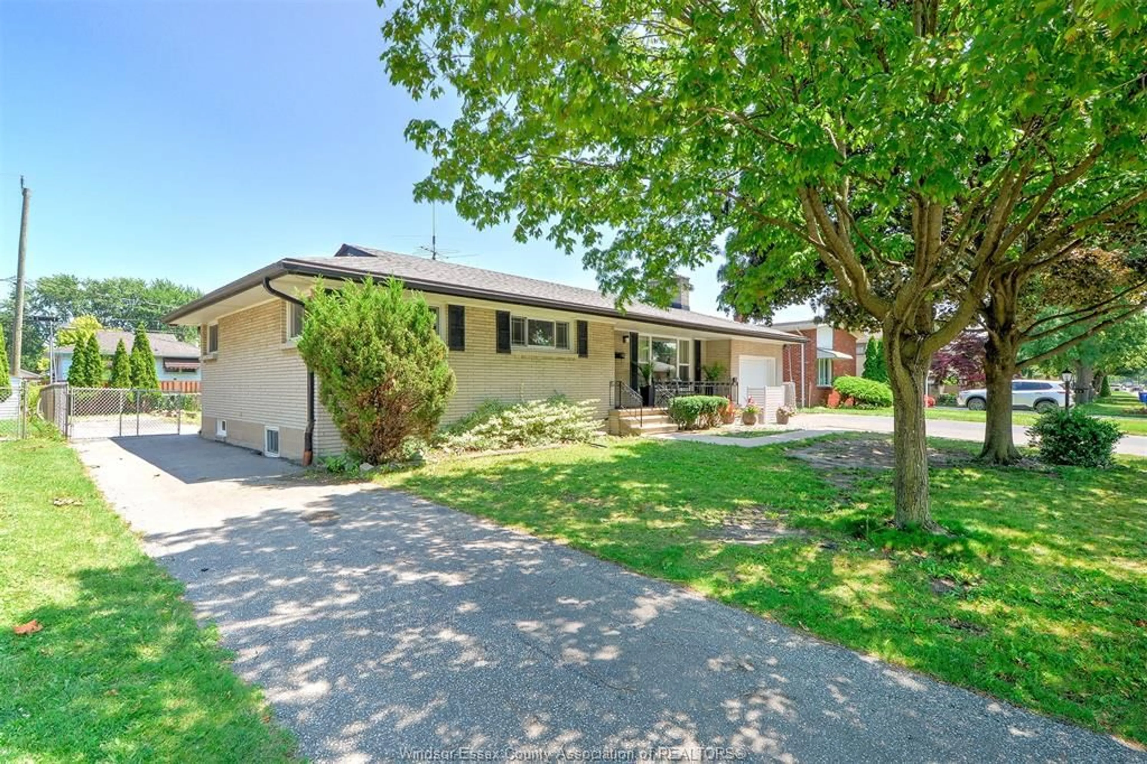 Home with vinyl exterior material, street for 328 ISACK, Windsor Ontario N8S 3V8