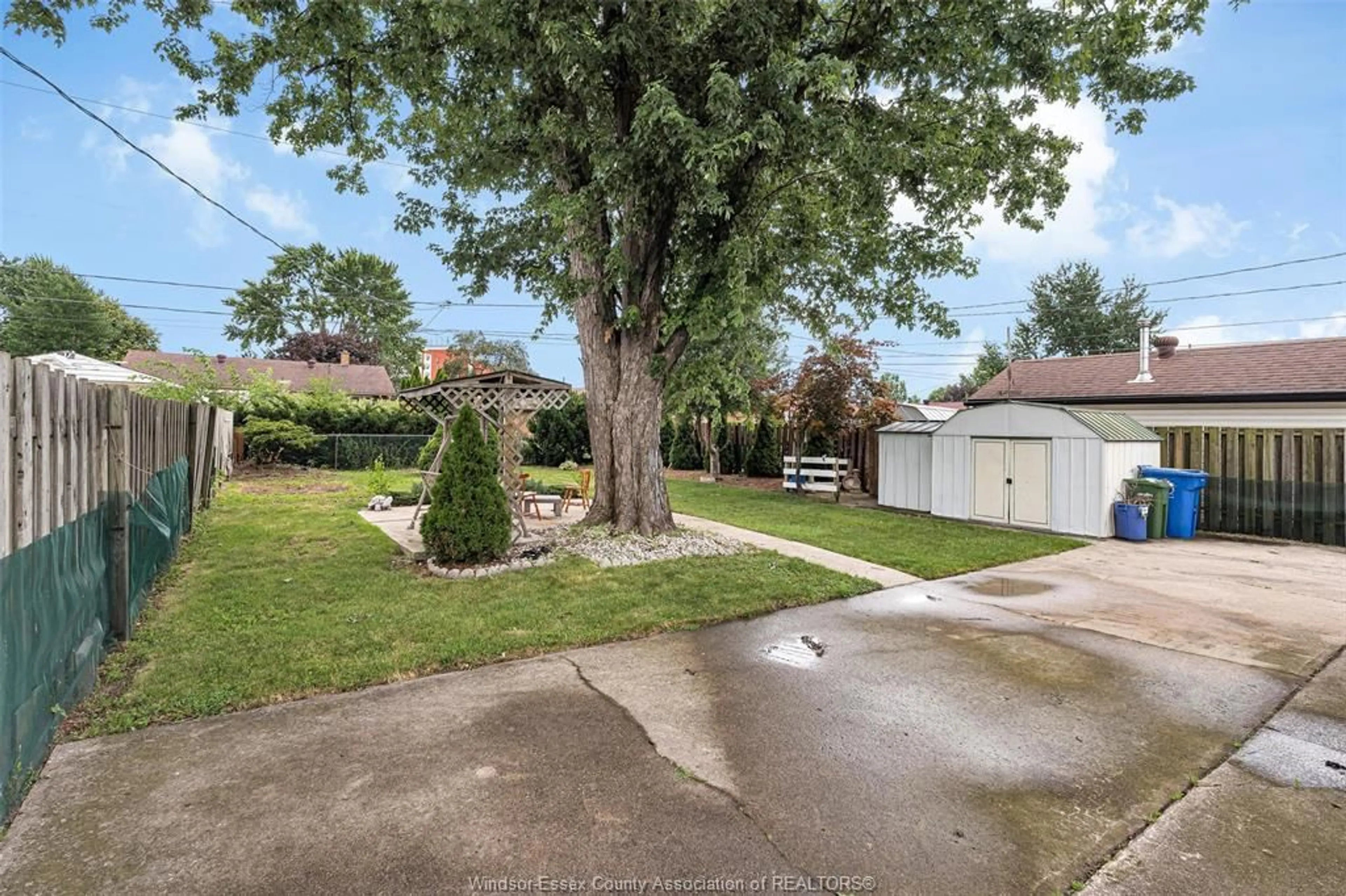 A pic from outside/outdoor area/front of a property/back of a property/a pic from drone, street for 3849 HILLCREST, Windsor Ontario N9C 2E4