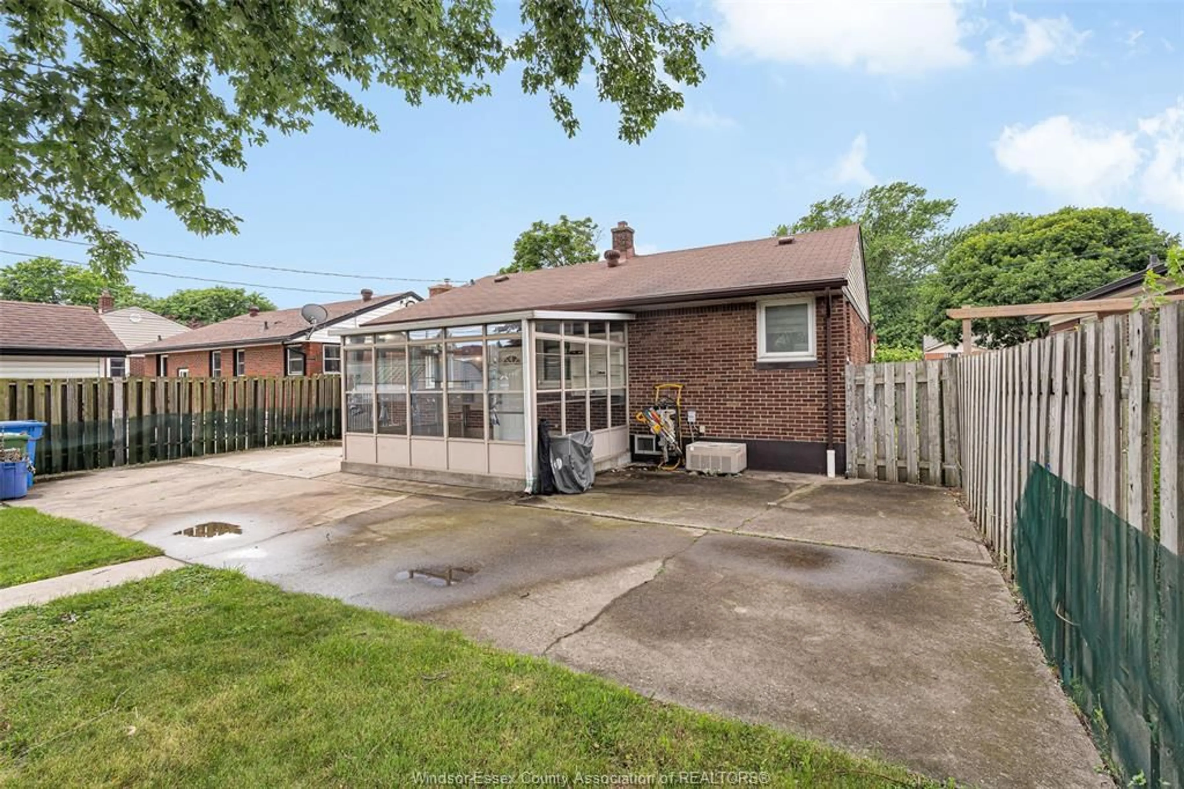 Unknown for 3849 HILLCREST, Windsor Ontario N9C 2E4