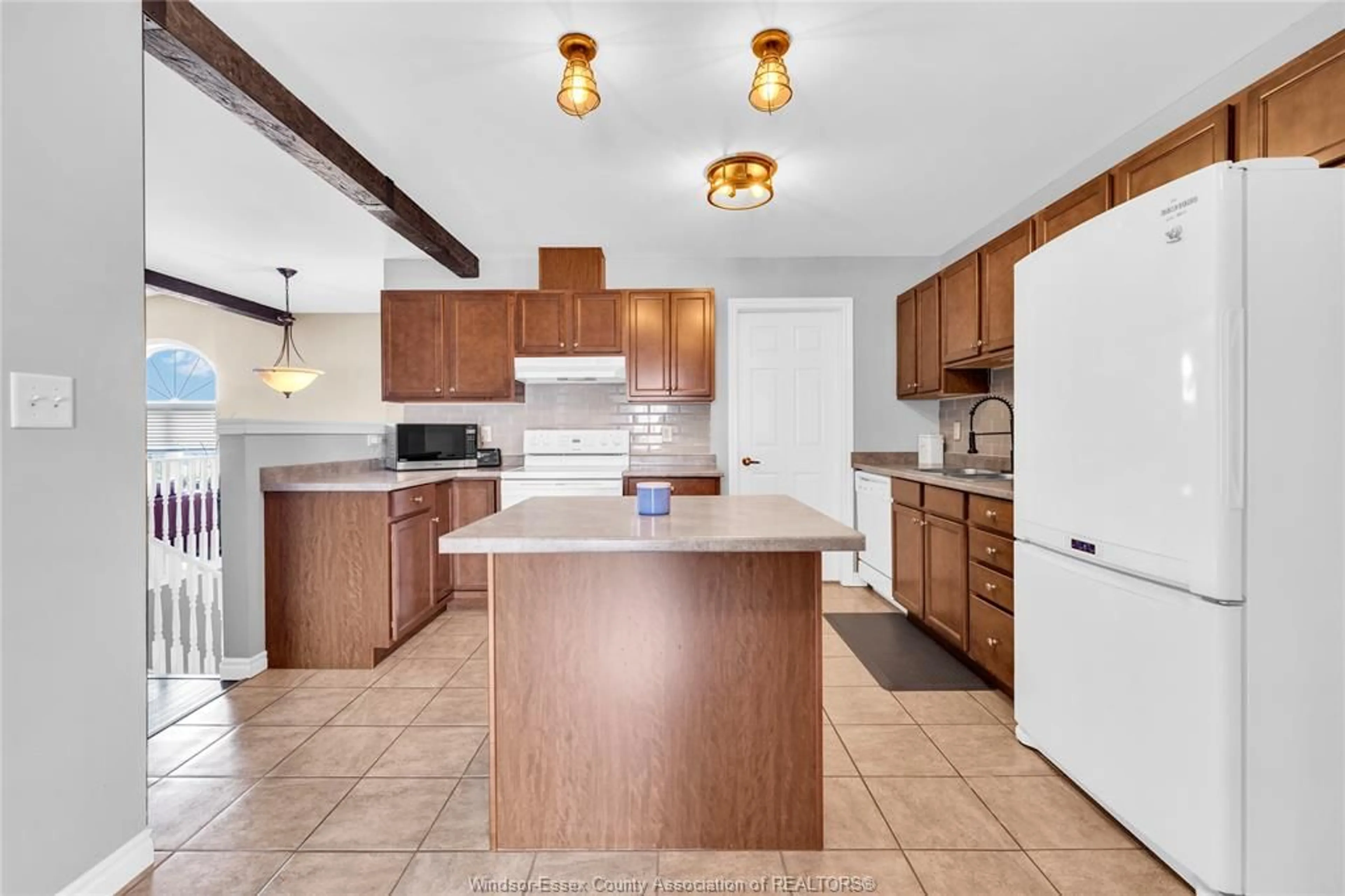 Open concept kitchen, ceramic/tile floor for 399 ROSEWOOD Cres, Lakeshore Ontario N0R 1C0