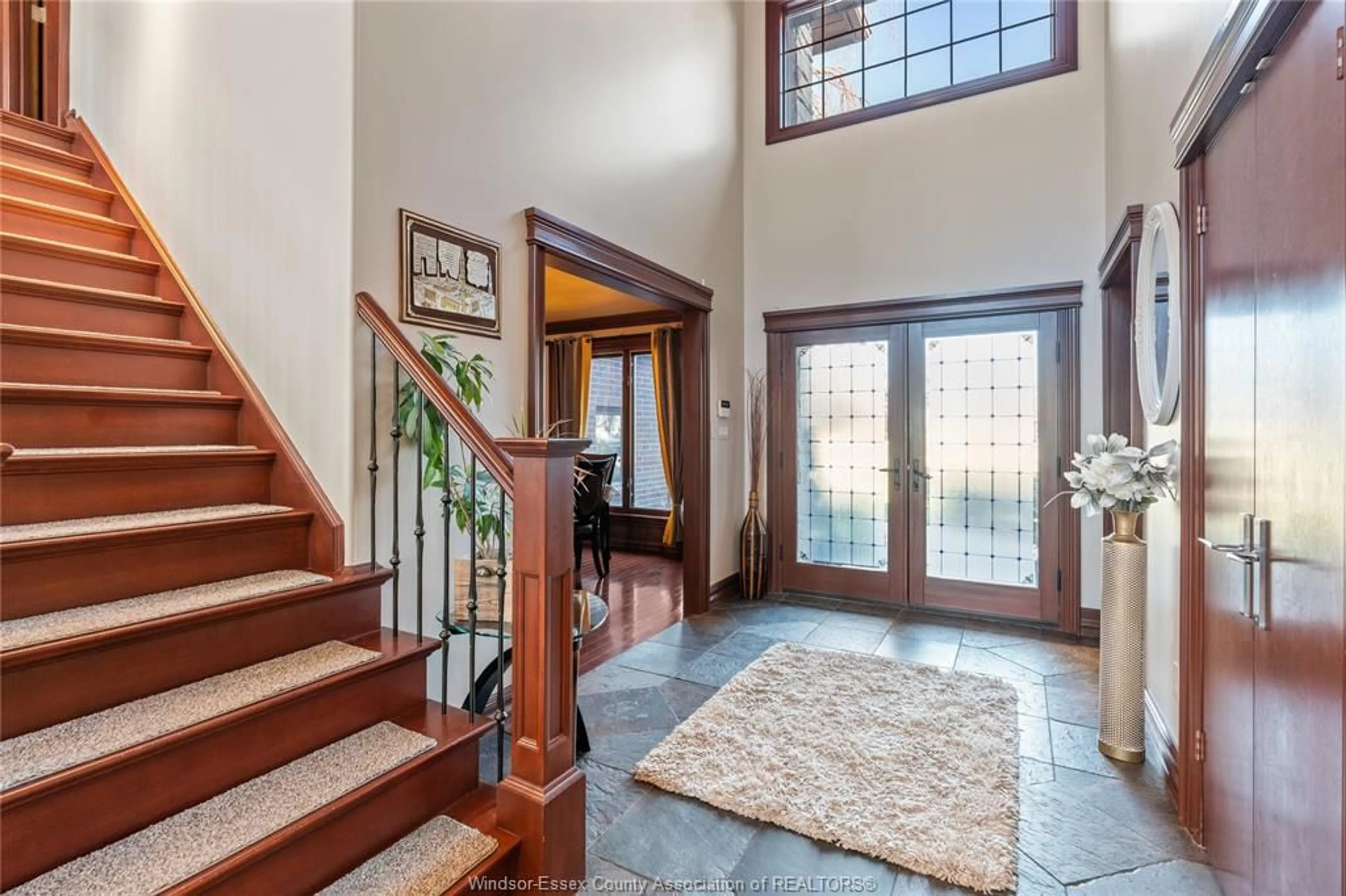 Indoor foyer for 2116 FRONT Rd, Amherstburg Ontario N9V 3R3