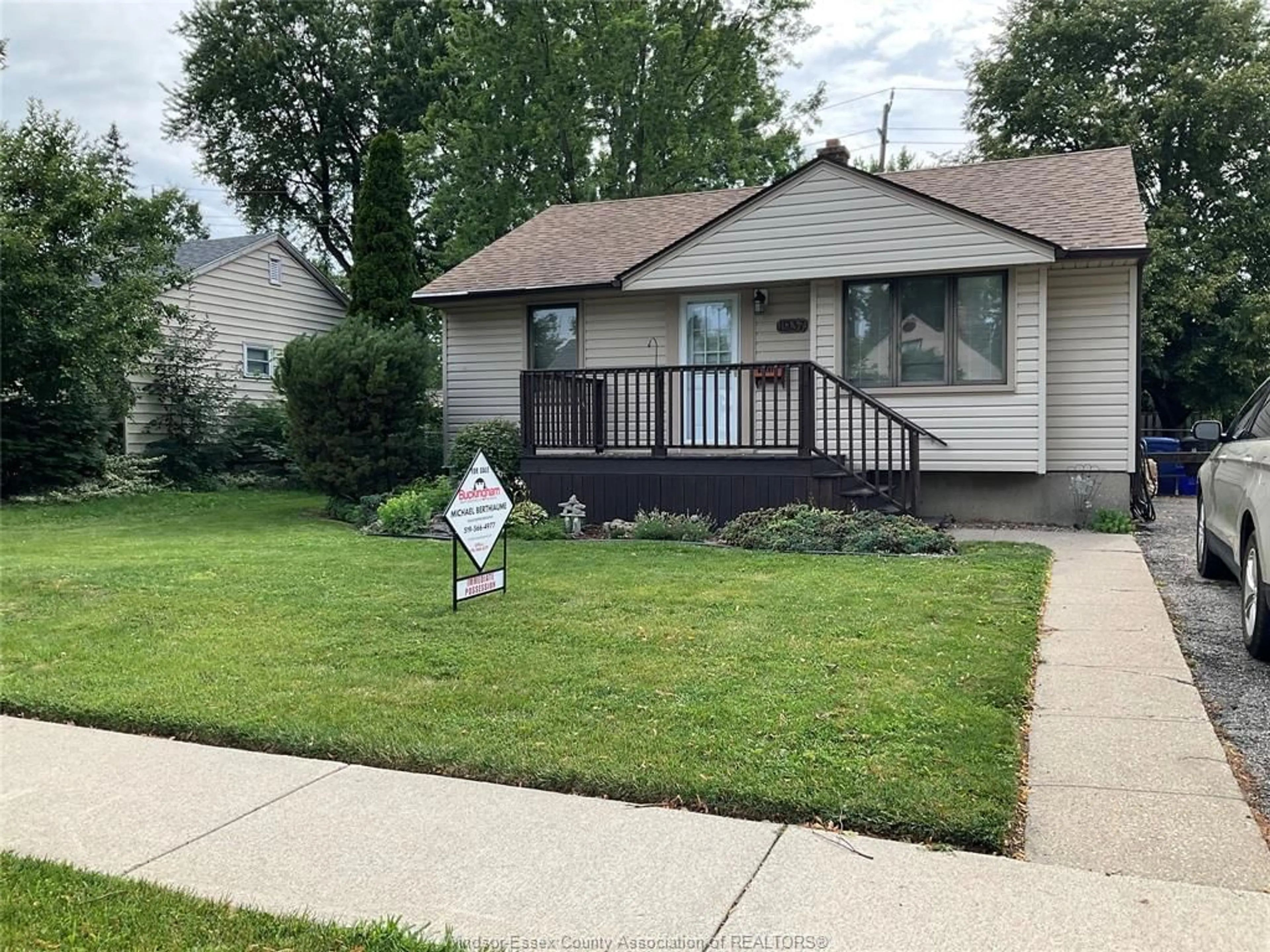 Home with vinyl exterior material, street for 1937 FRANCOIS, Windsor Ontario N8W 4S9