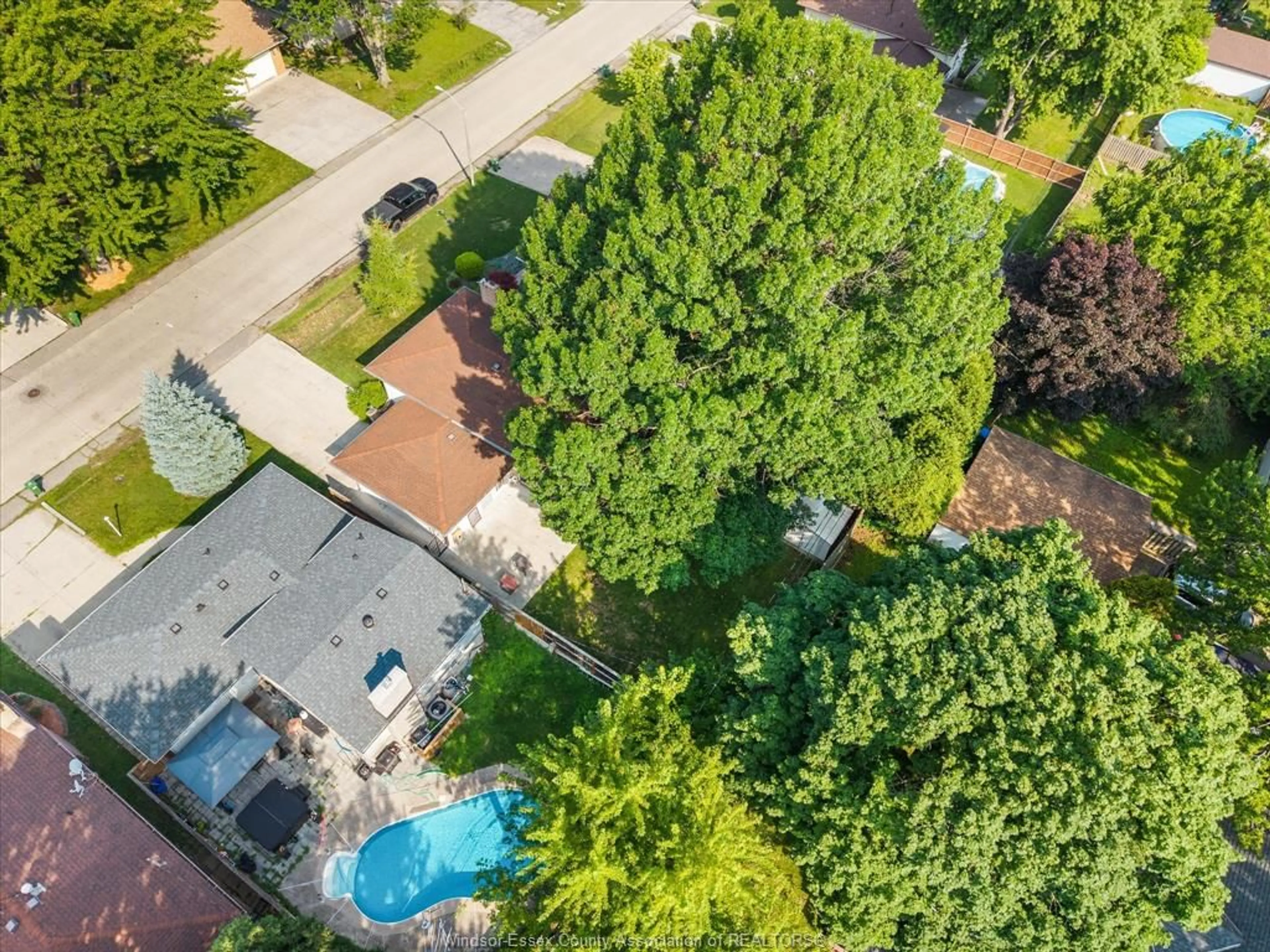 A pic from outside/outdoor area/front of a property/back of a property/a pic from drone, street for 3842 BLISS, Windsor Ontario N8W 4Z6