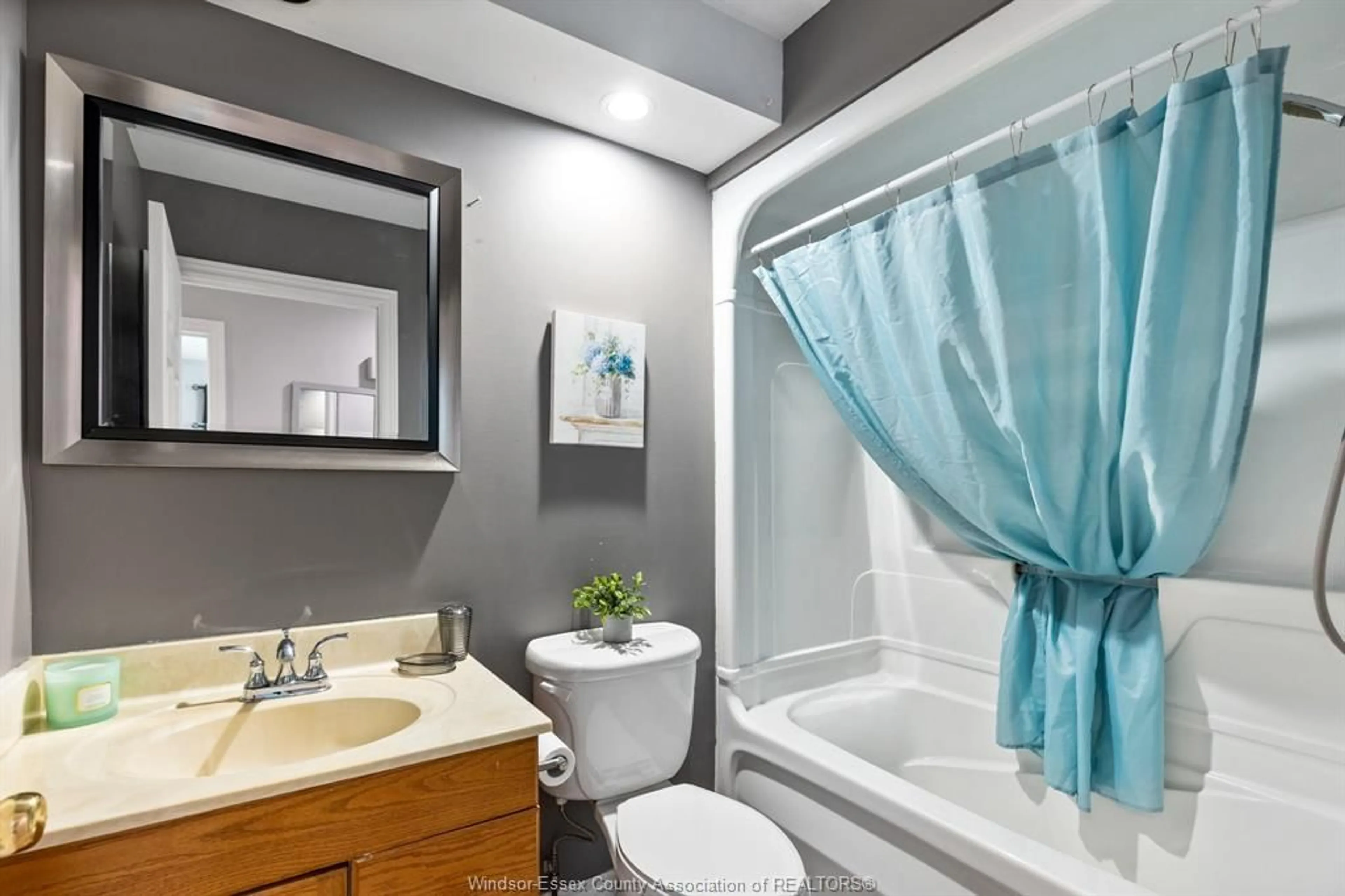 Standard bathroom, ceramic/tile floor for 371 OAK St, Lakeshore Ontario N0R 1A0