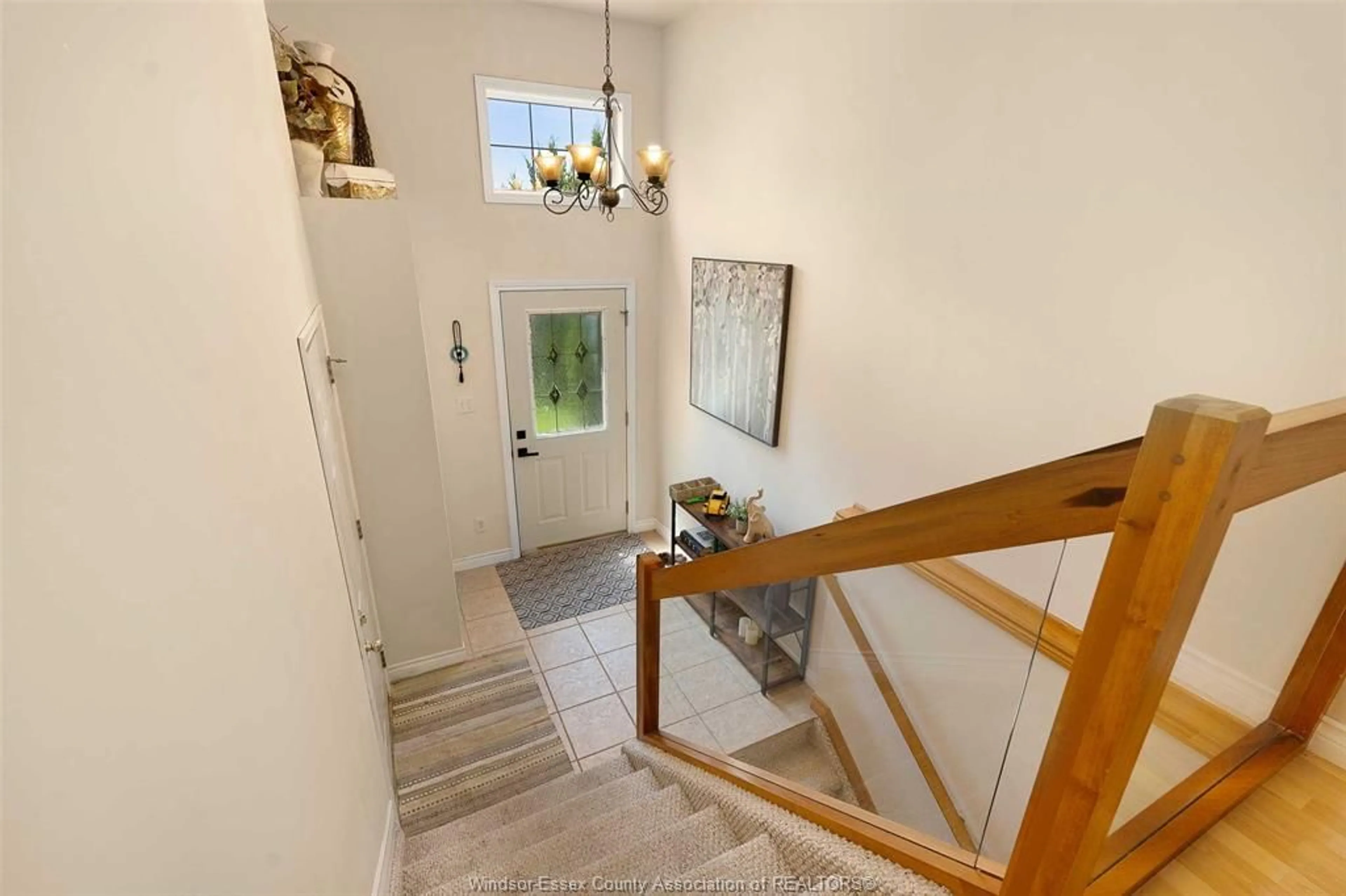 Indoor foyer for 1132 Settlers, Windsor Ontario N9G 2W7