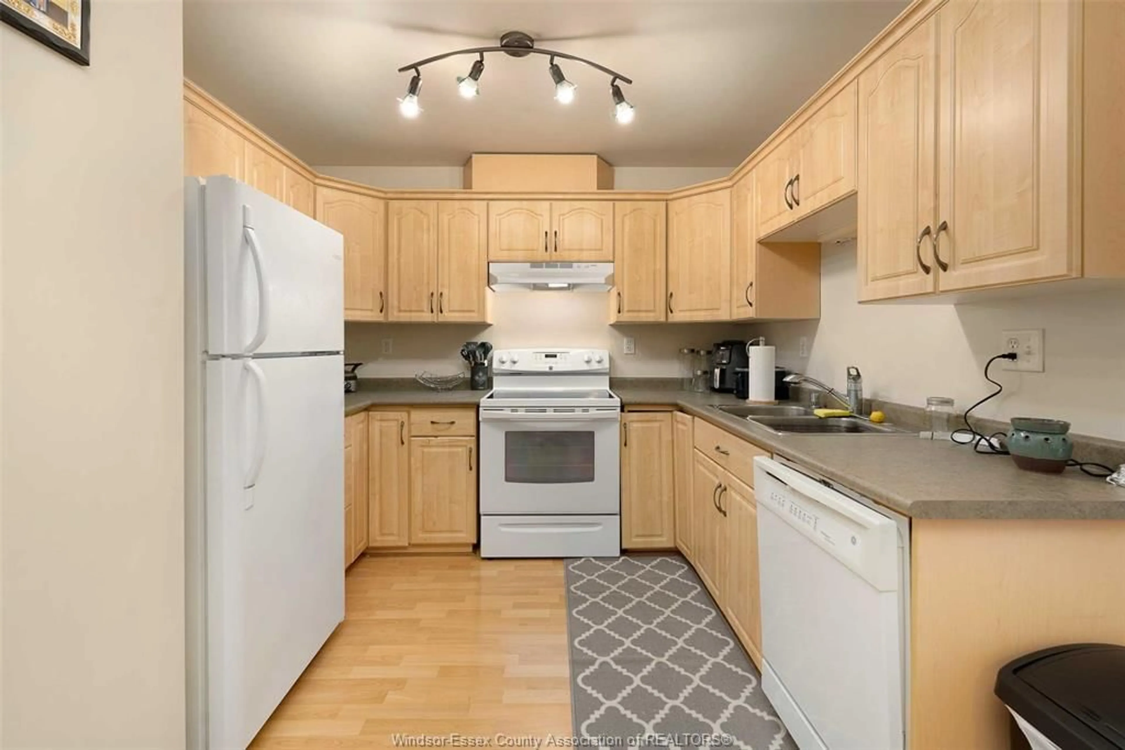 Standard kitchen, wood/laminate floor for 1132 Settlers, Windsor Ontario N9G 2W7