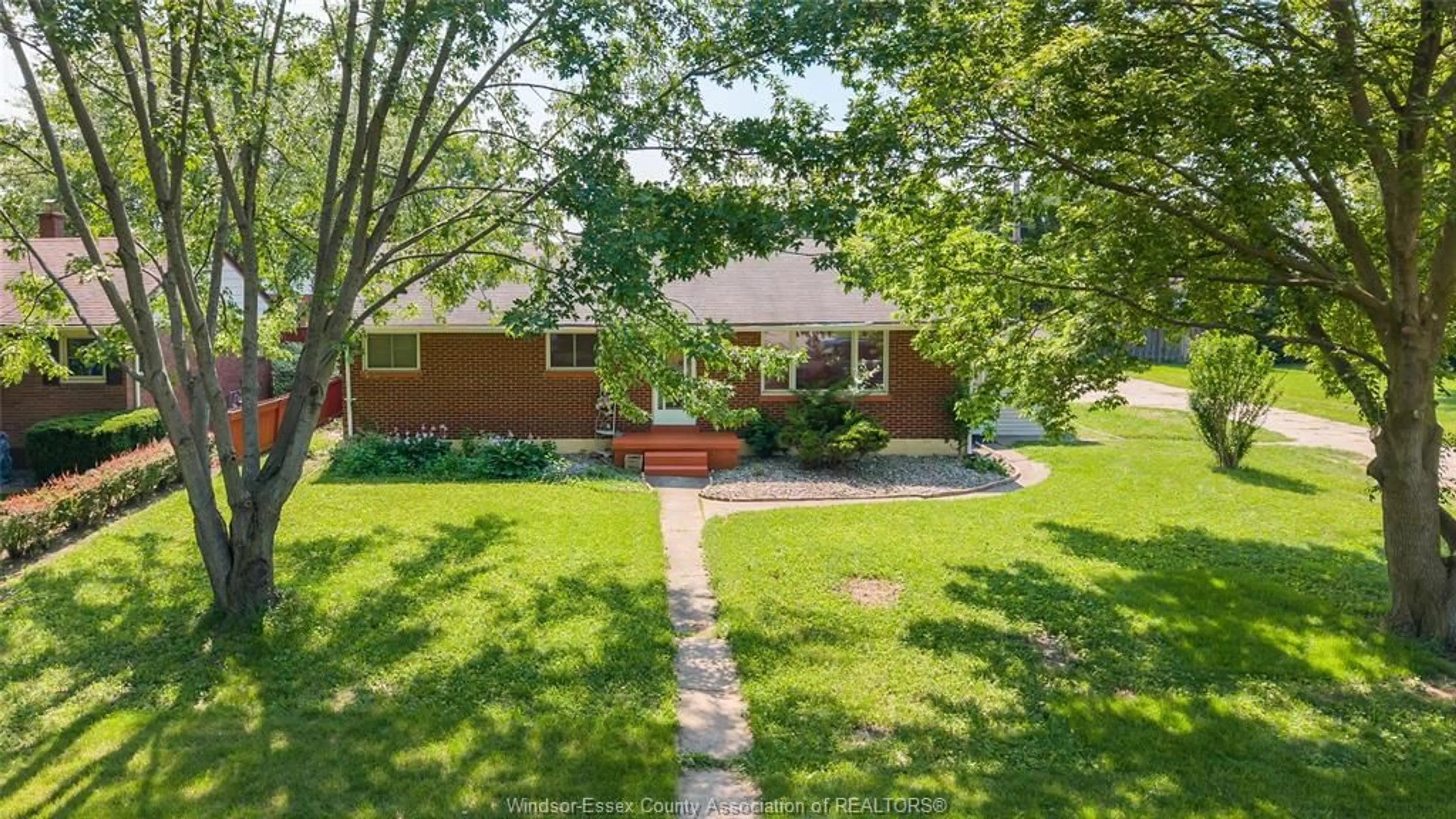 A pic from outside/outdoor area/front of a property/back of a property/a pic from drone, street for 2605 ASKIN Ave, Windsor Ontario N9E 3H8