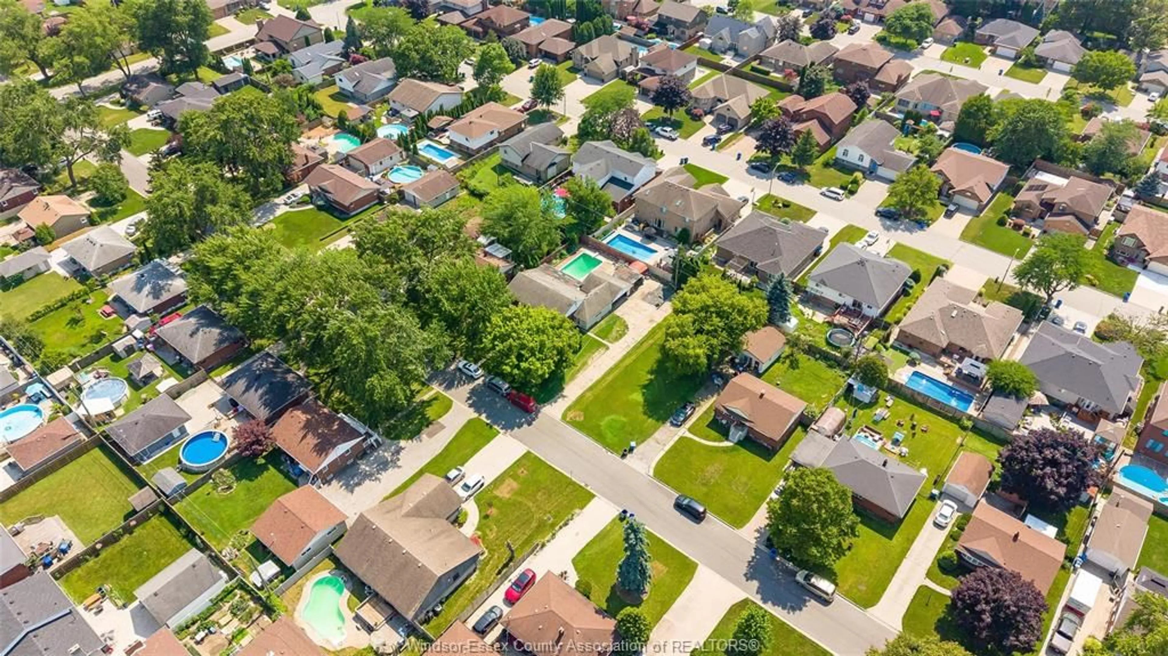 A pic from outside/outdoor area/front of a property/back of a property/a pic from drone, street for 2605 ASKIN Ave, Windsor Ontario N9E 3H8